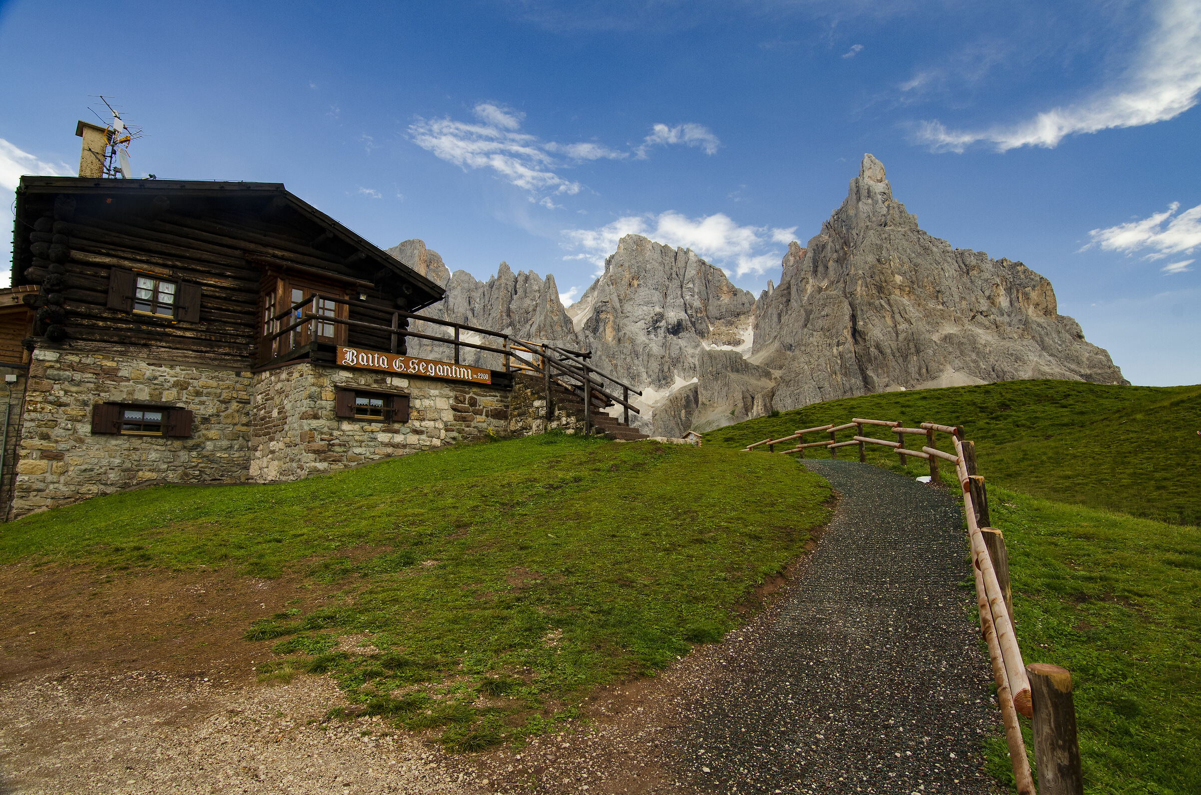 Strada per Baita Segantini e Pale di San Martino