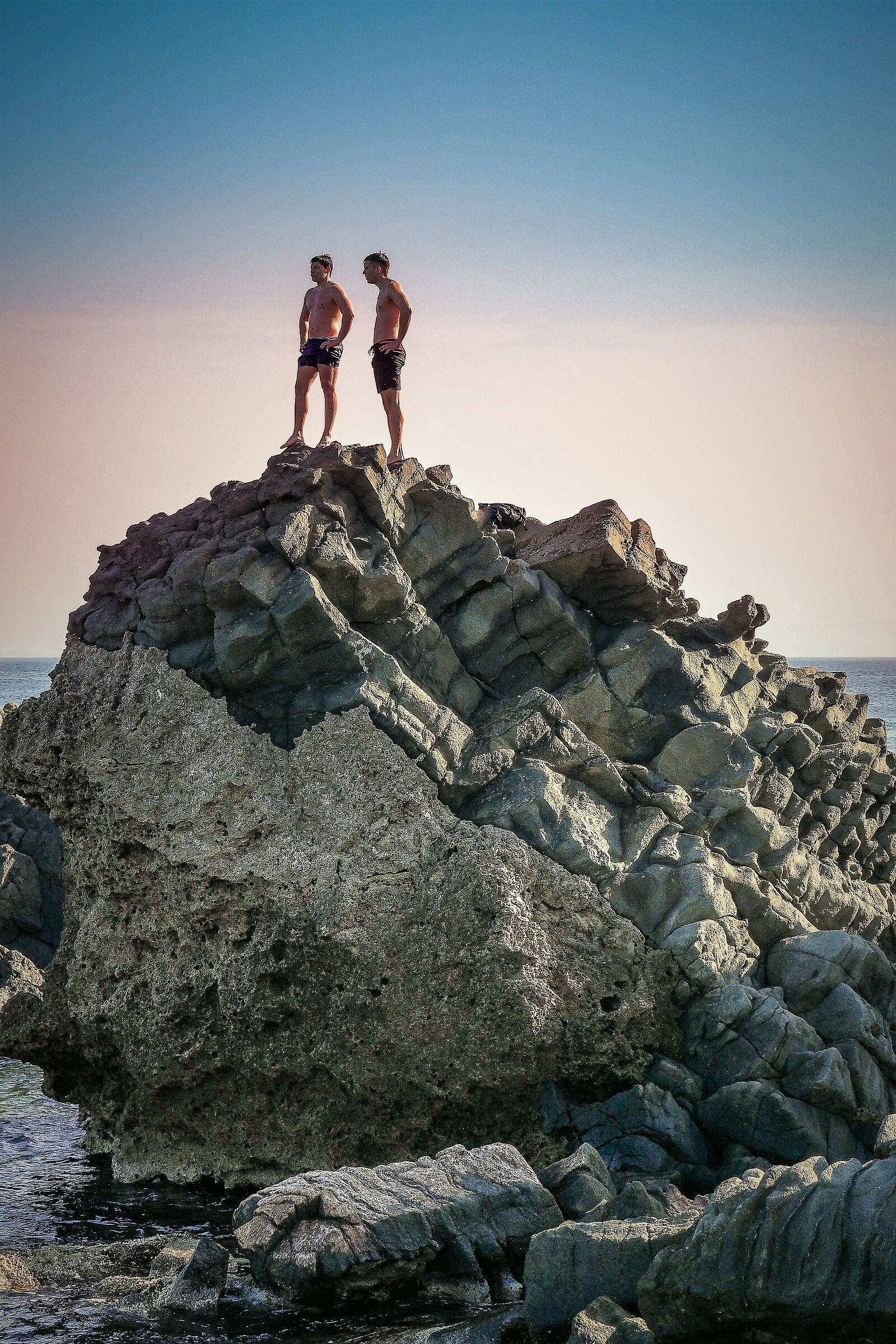 Bathers on the Colonar balasti of Acitrezza