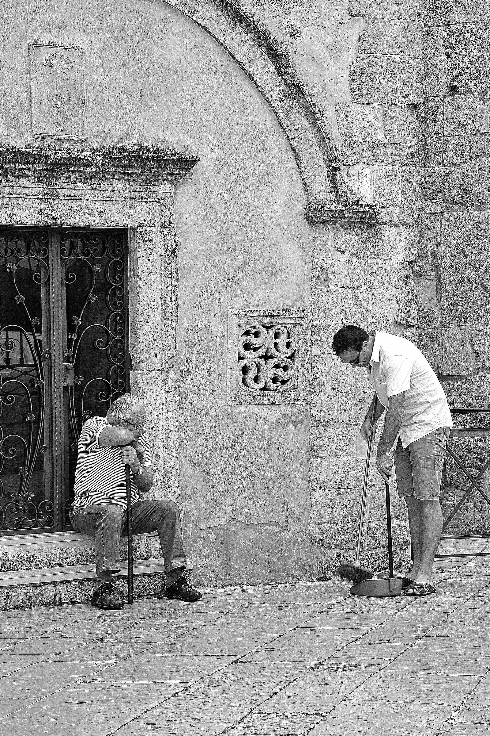 tu lavora che io guardo