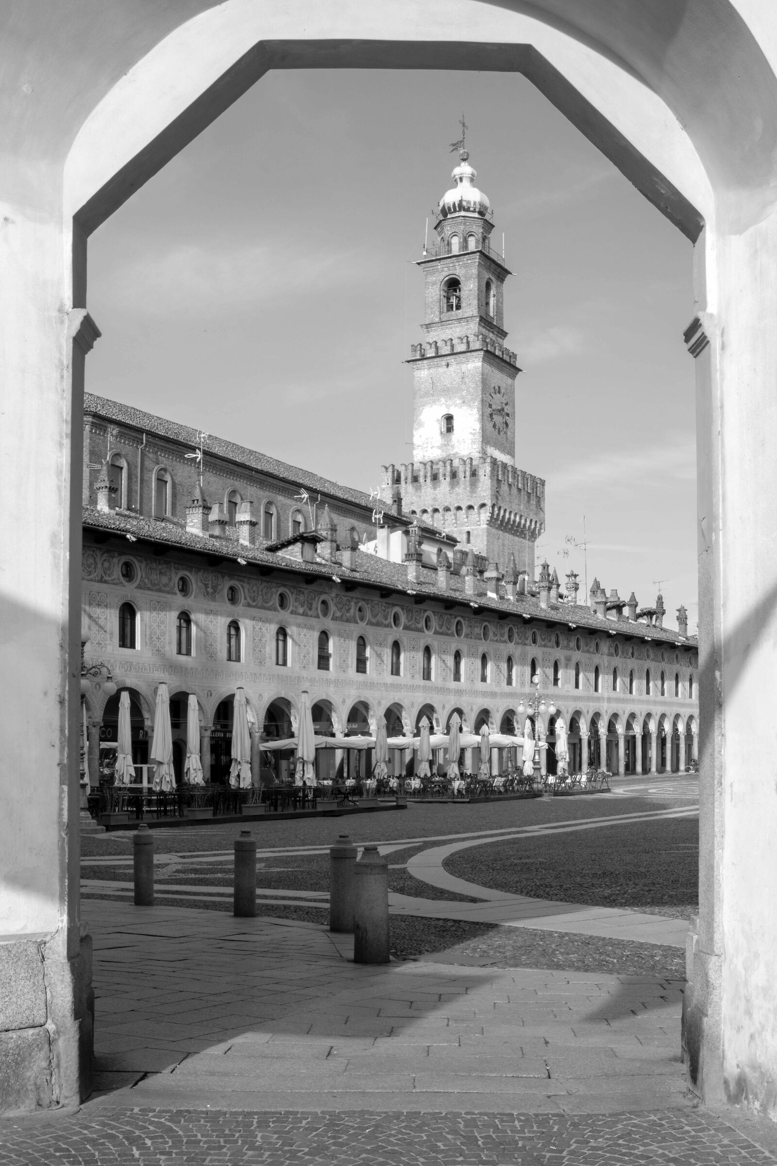 Scorcio della Piazza di Vigevano.