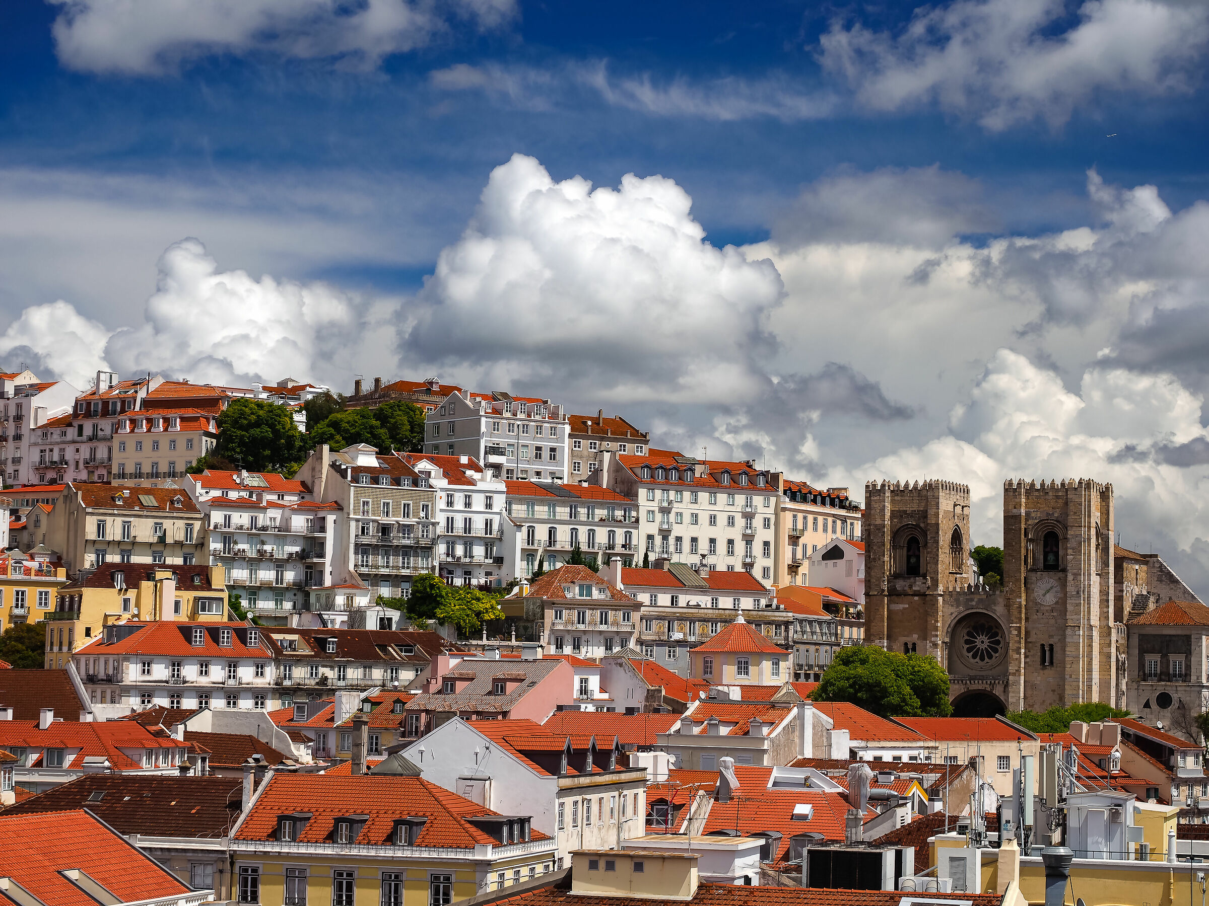 To the cathedral and the Alfama