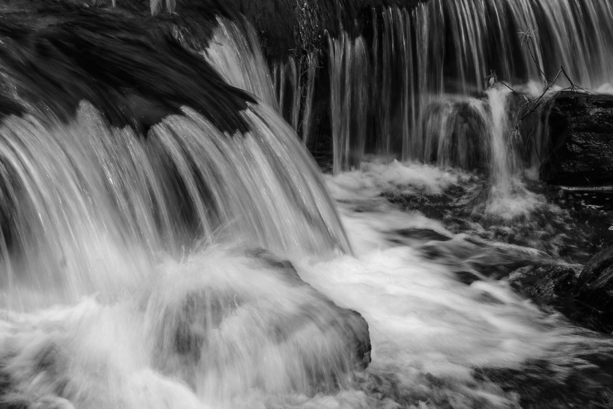 l'acqua chee scorre lenta