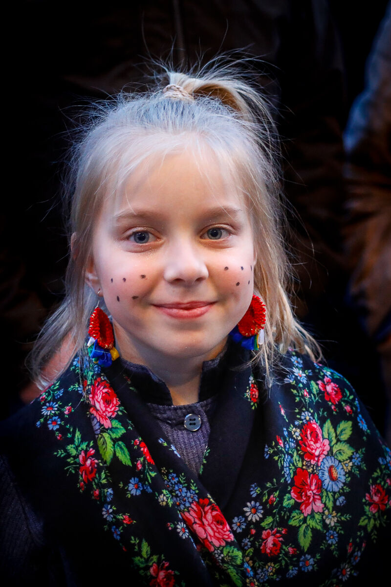 Bambina in costume locale