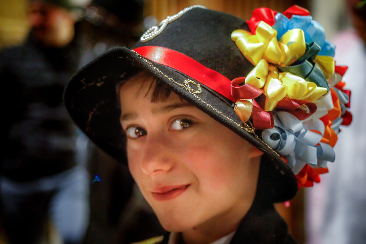 Bambino in costume locale