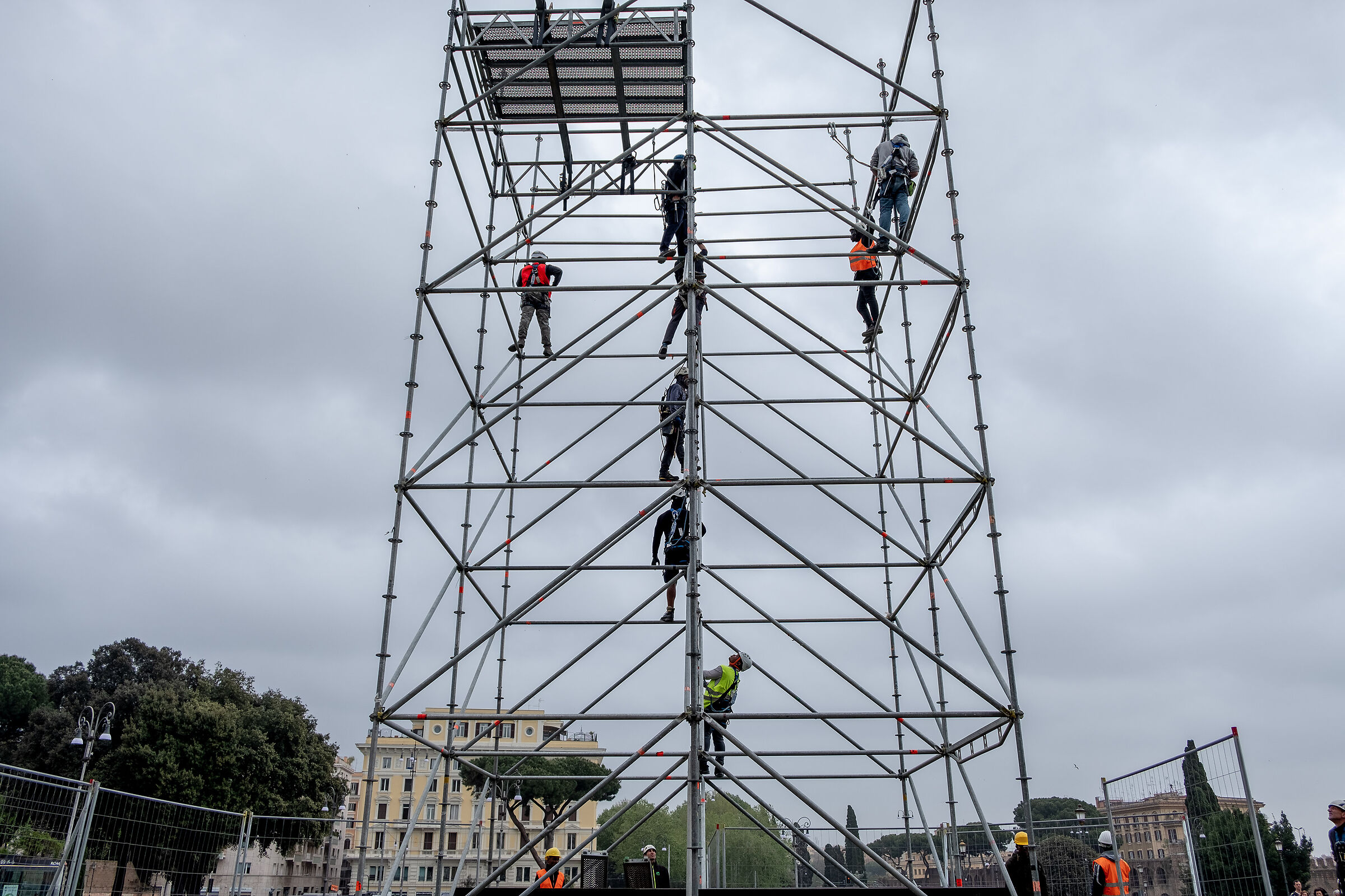 Al lavoro per la Festa del I° maggio...