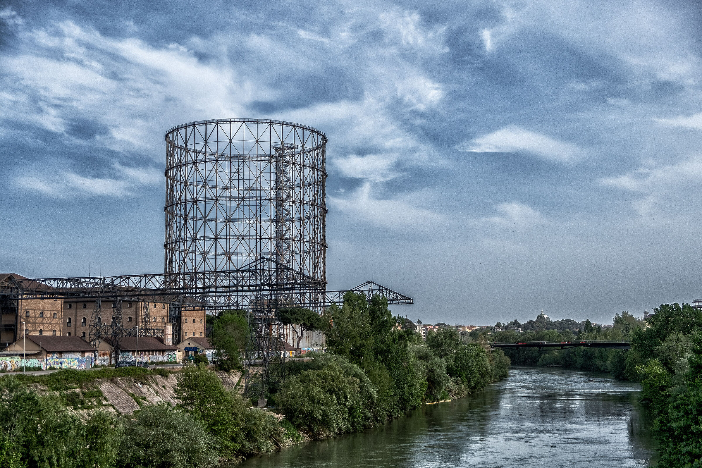 Vista sul Gasometro all'Ostiense