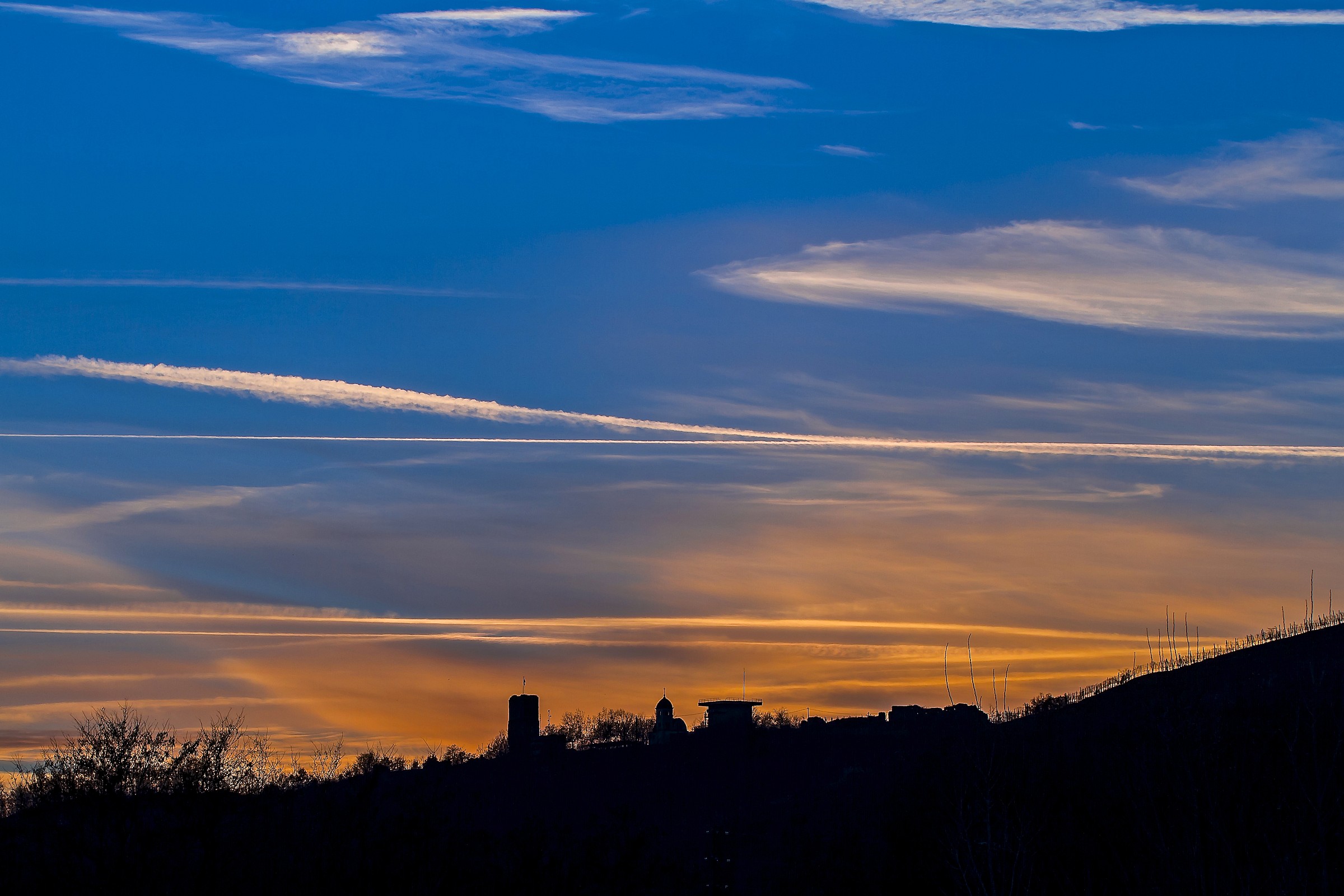 tramonto dietro la torre