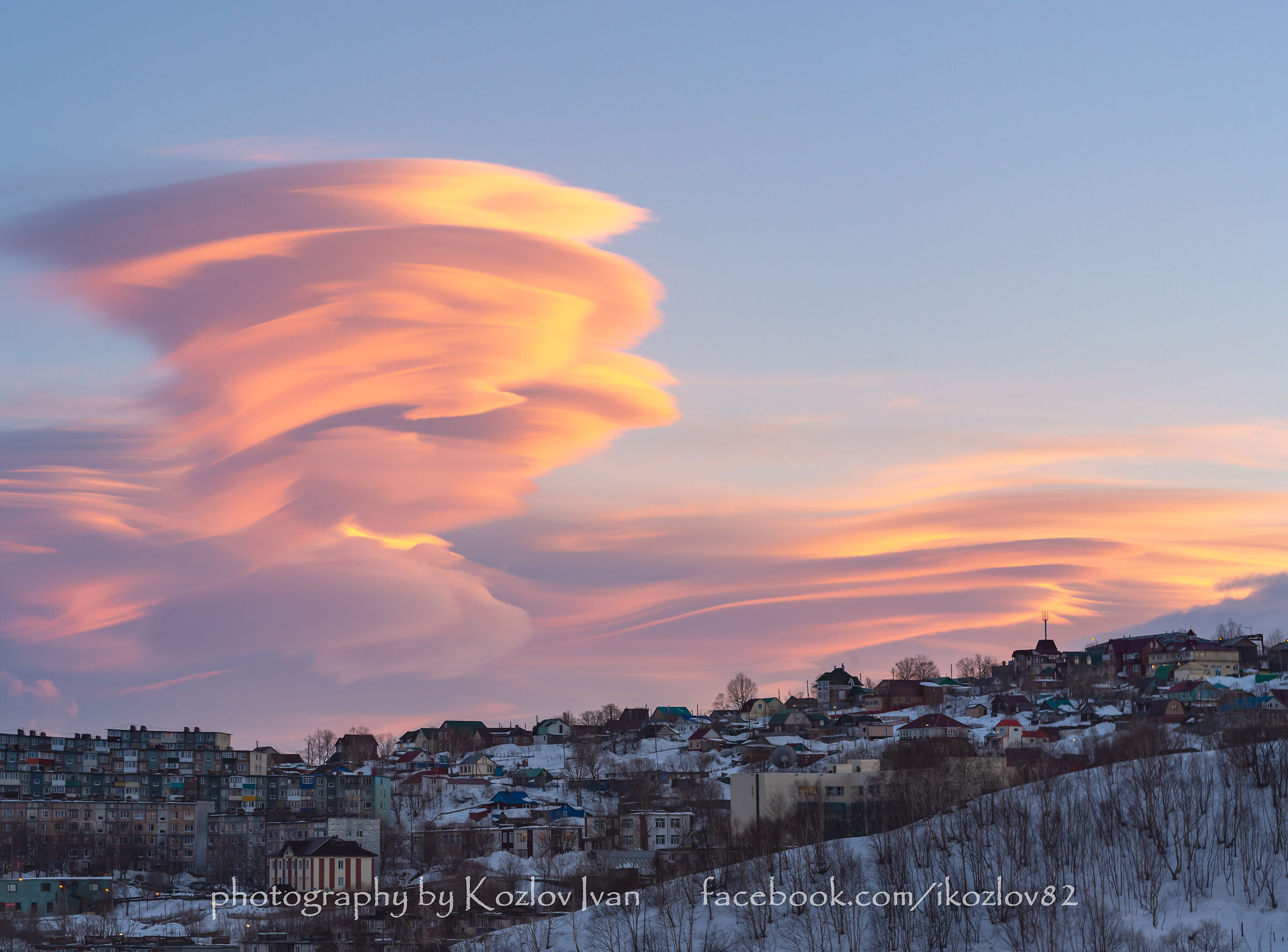 Tramonto primaverile sulla città. Kamchatka