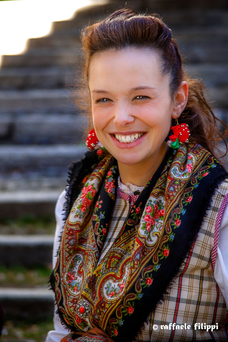 Ragazza in costume tradizionale