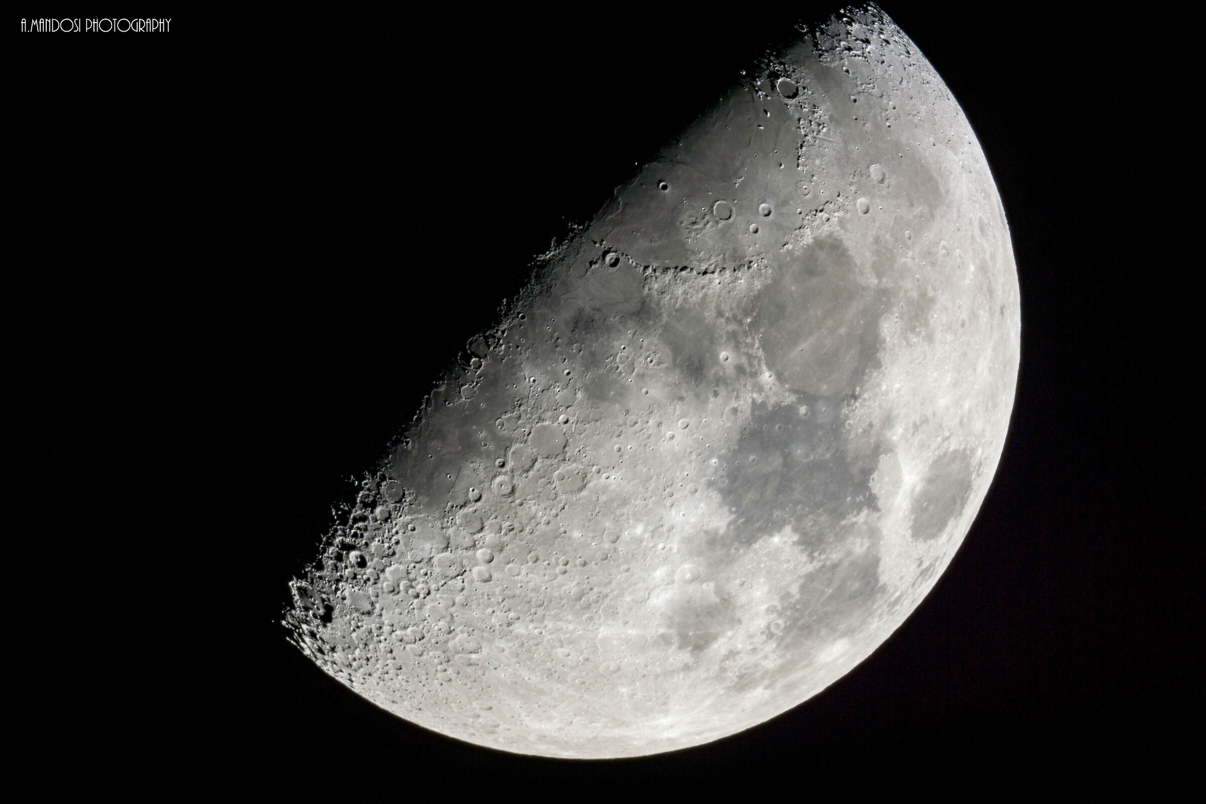 Plato, in alto, sulla luna crescente