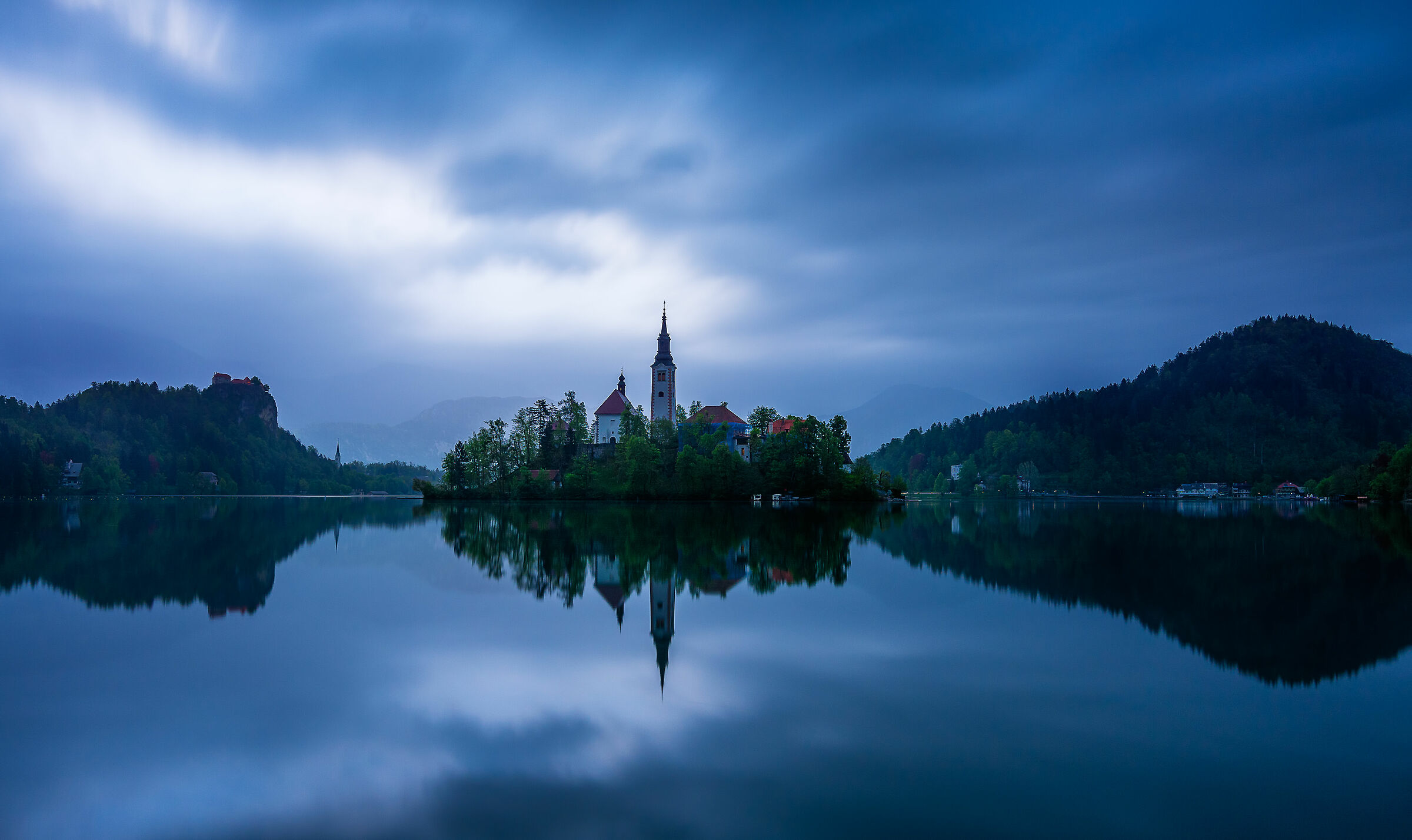 Nuvole all'alba sul lago di Bled