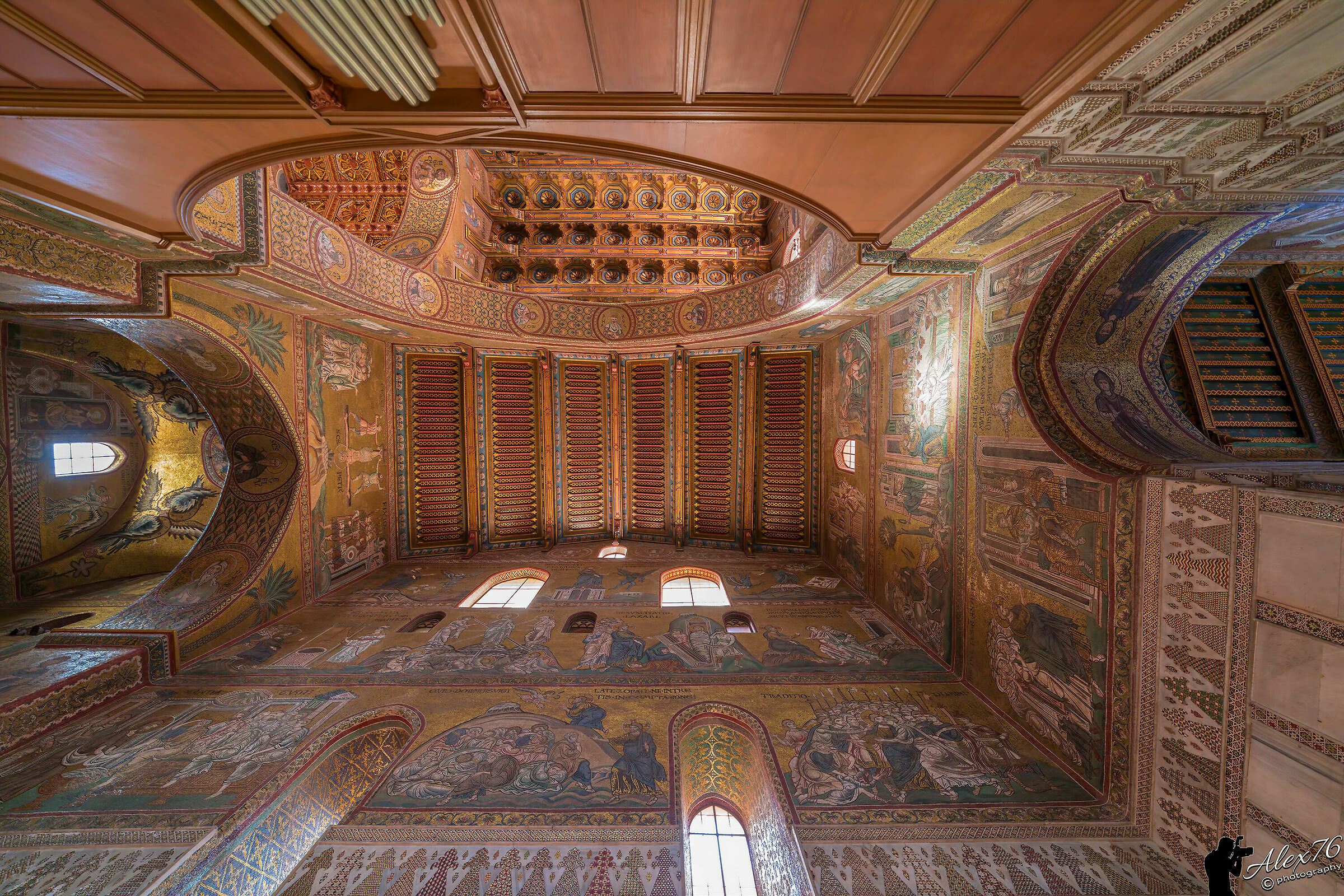 Parte di interno della cattedrale di Santa Maria Nuova