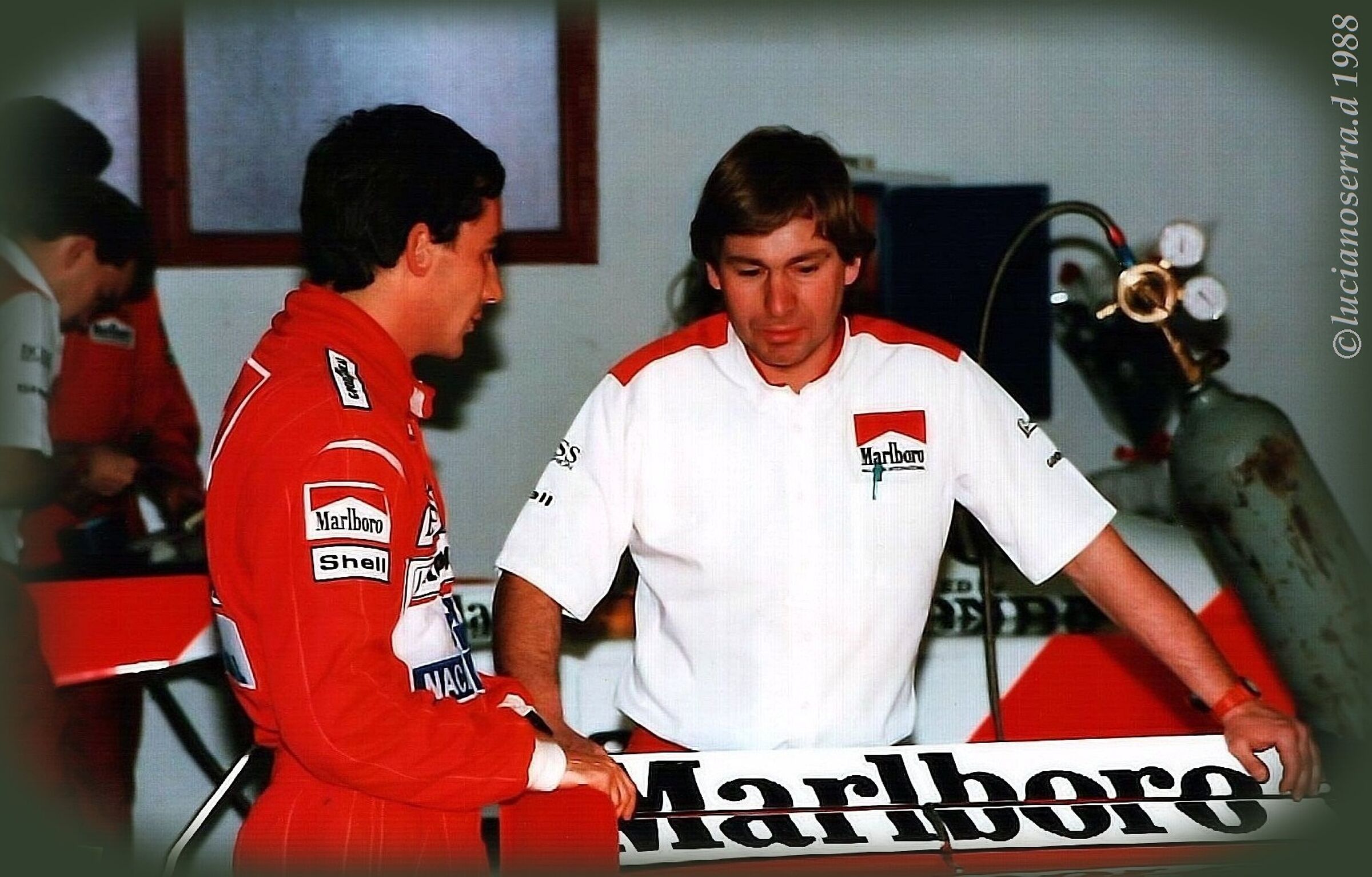 Ayrton Senna nel box prima dell'inizio delle prove 1988