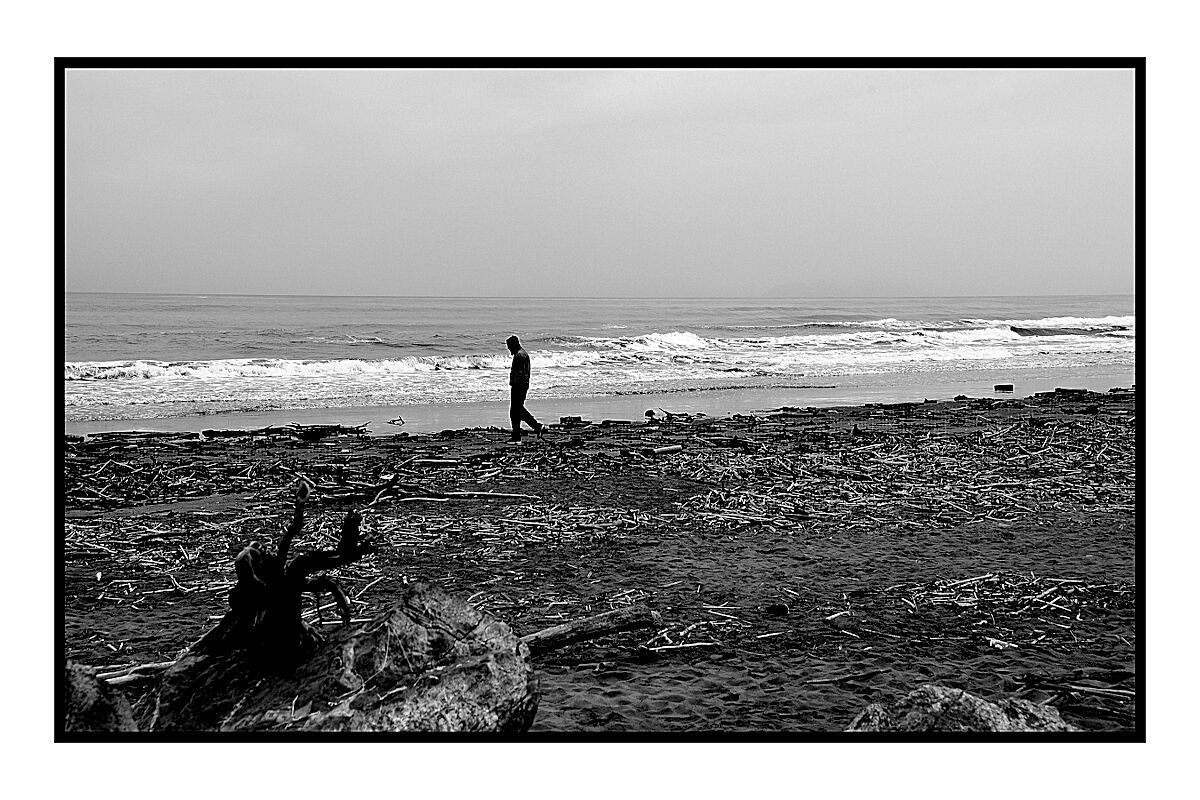 Sconsolato...in riva al mare