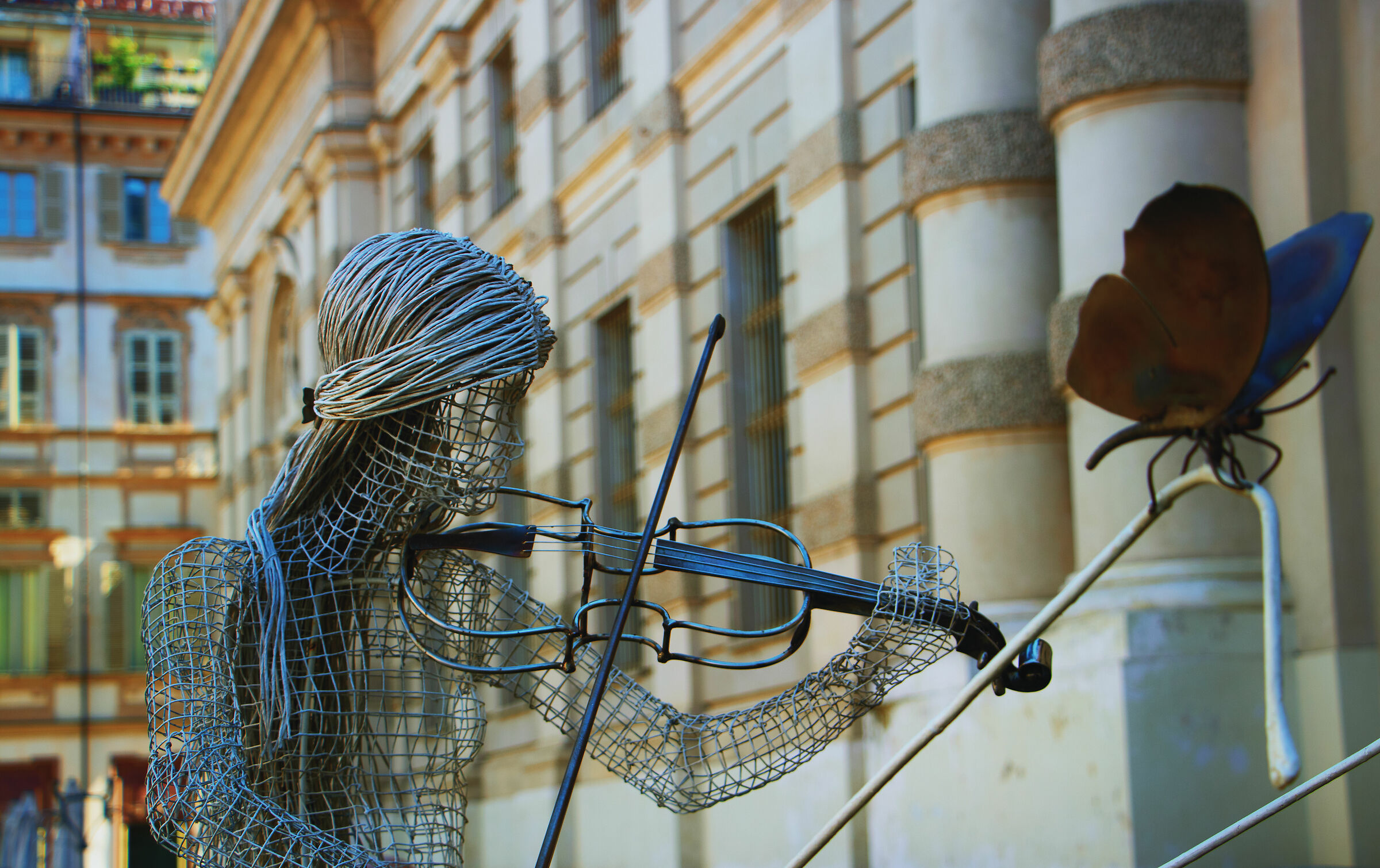 The graceful violinist