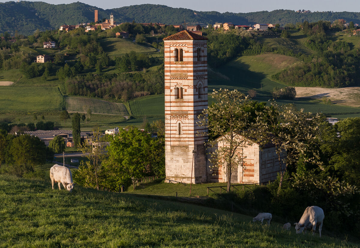 San Nazario e Celso a Montechiaro d'Asti al tramonto