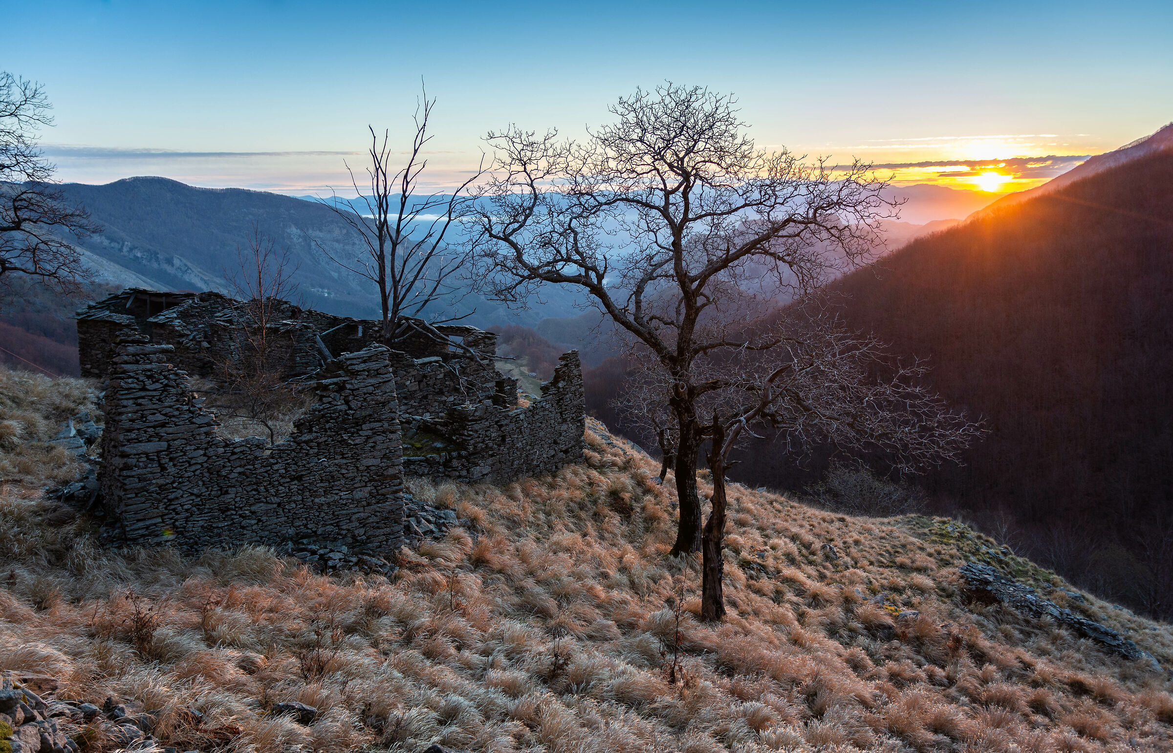 Dawn between the ruins