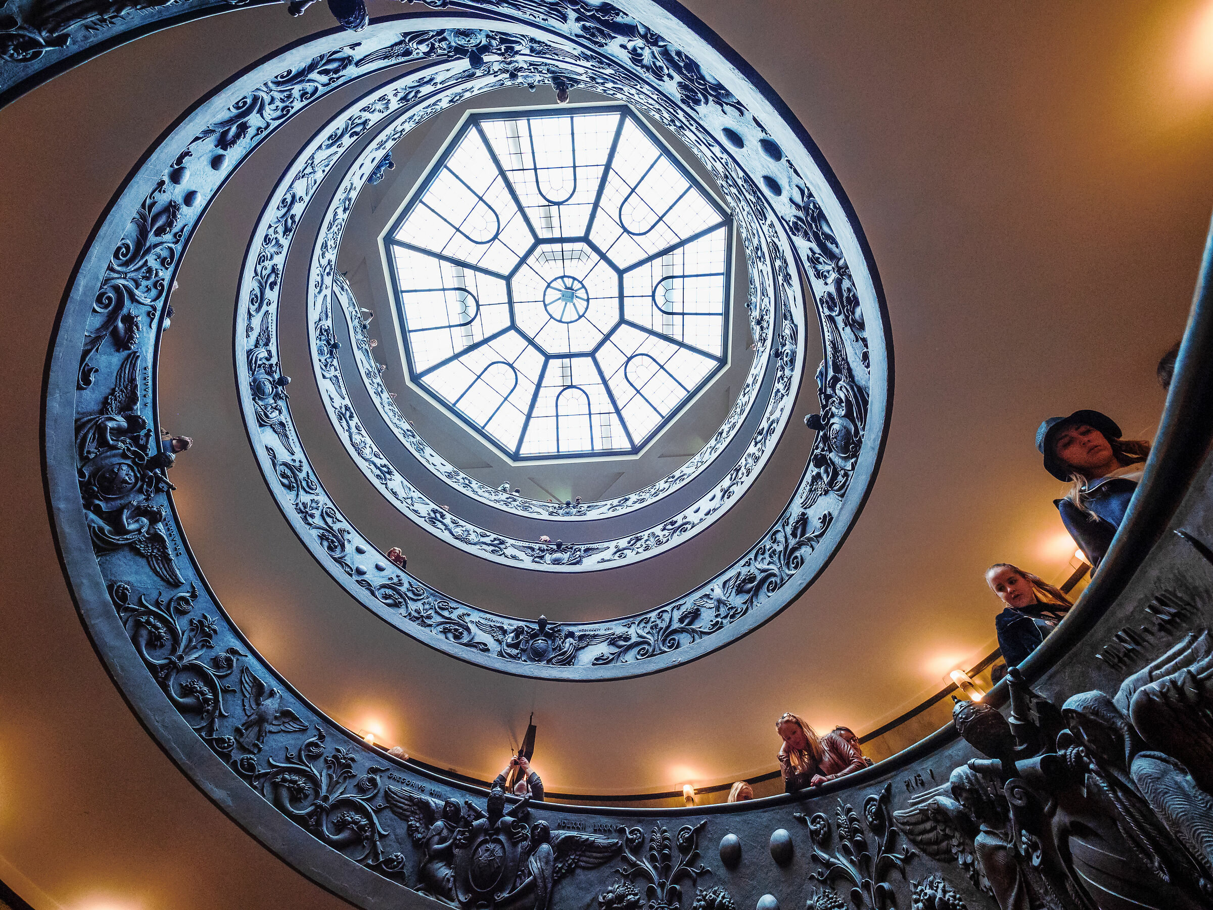 col naso all'insù allo scalone dei musei vaticani