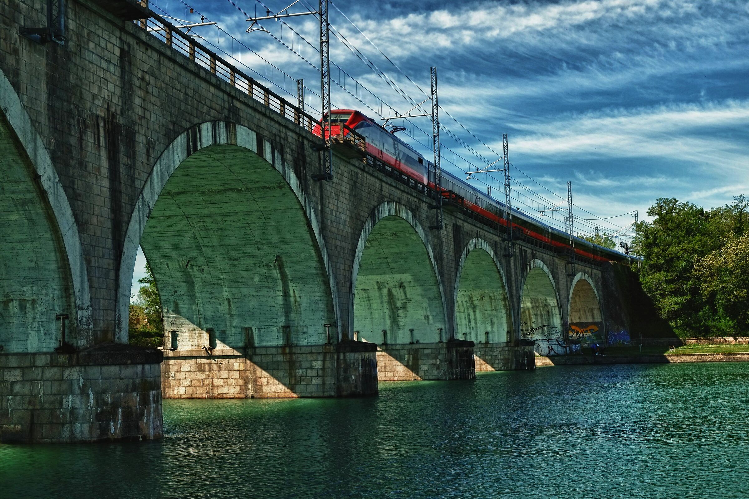 Red arrow on the bridge of Peschiera del Garda