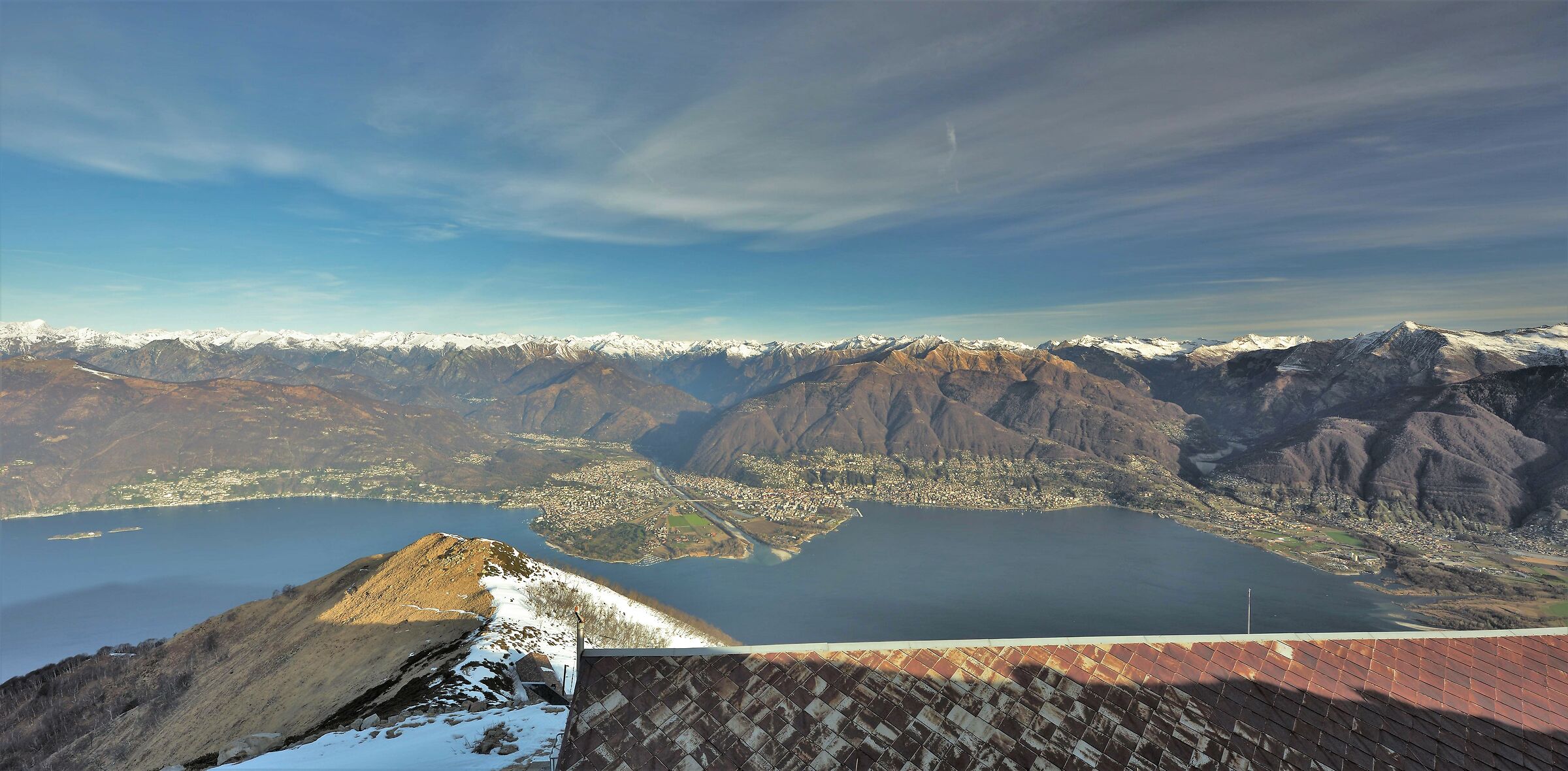 in basso di fronte a noi la citta' di Locarno, a ds la