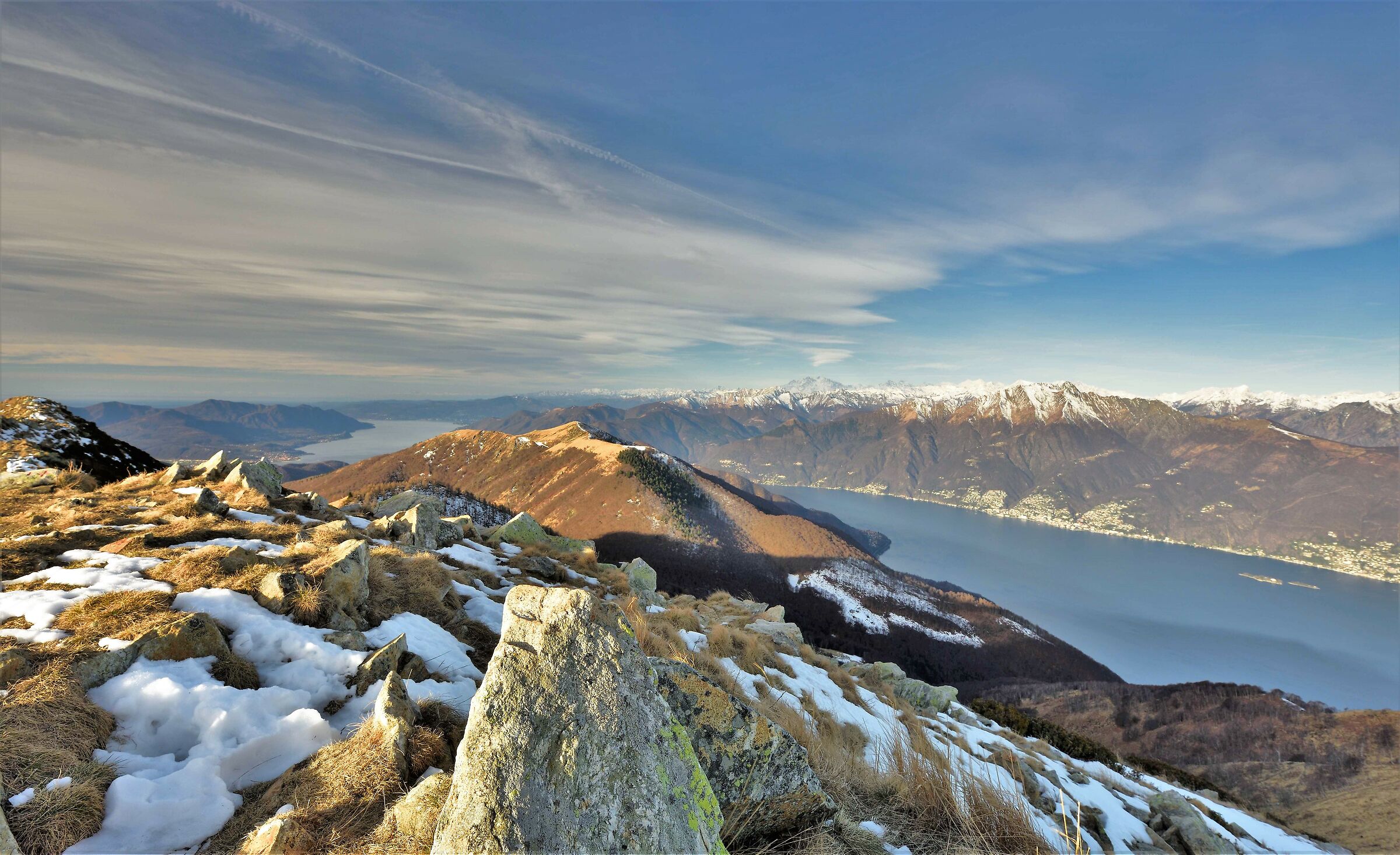 a sin in basso il ramo italiano del Lago Maggiore