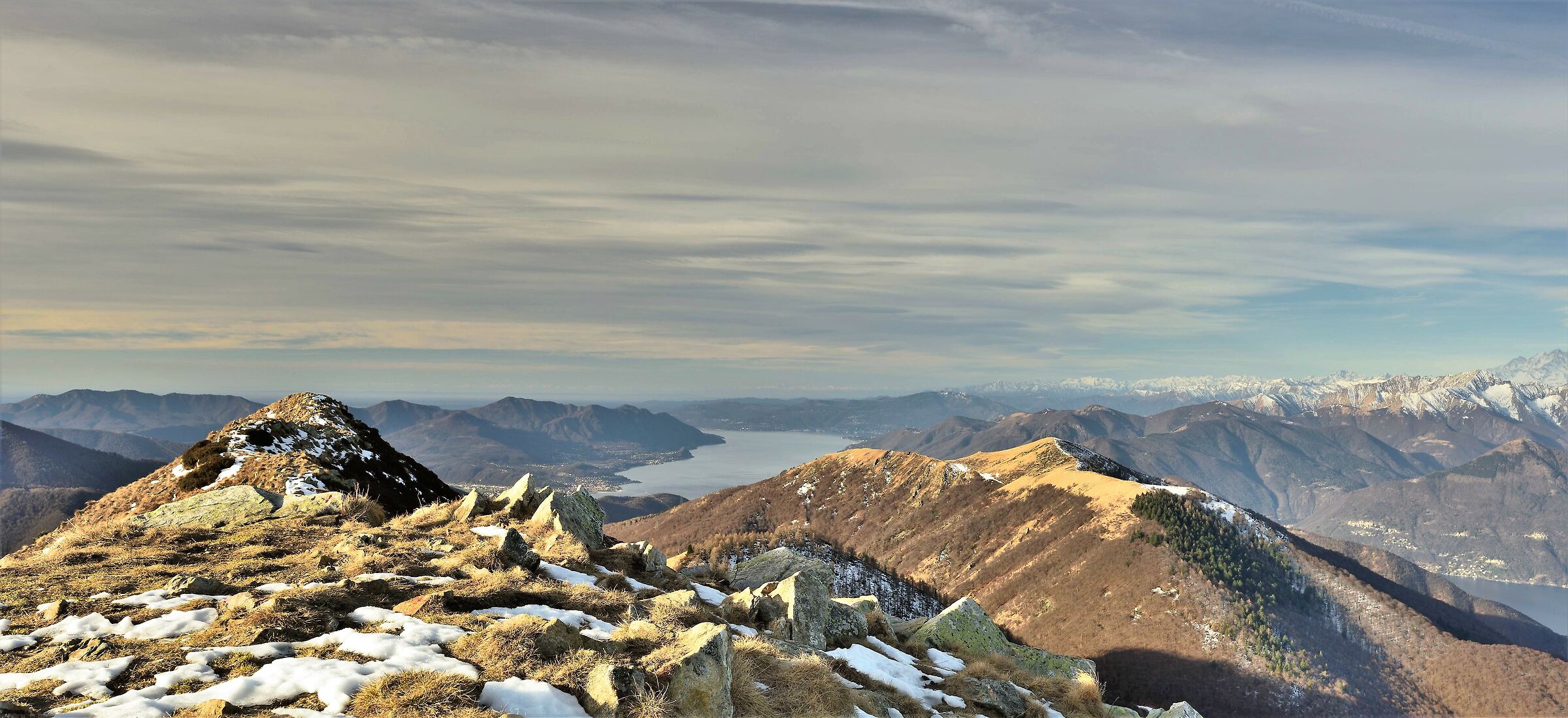 al centro il ramo italiano del Lago Maggiore con a sin