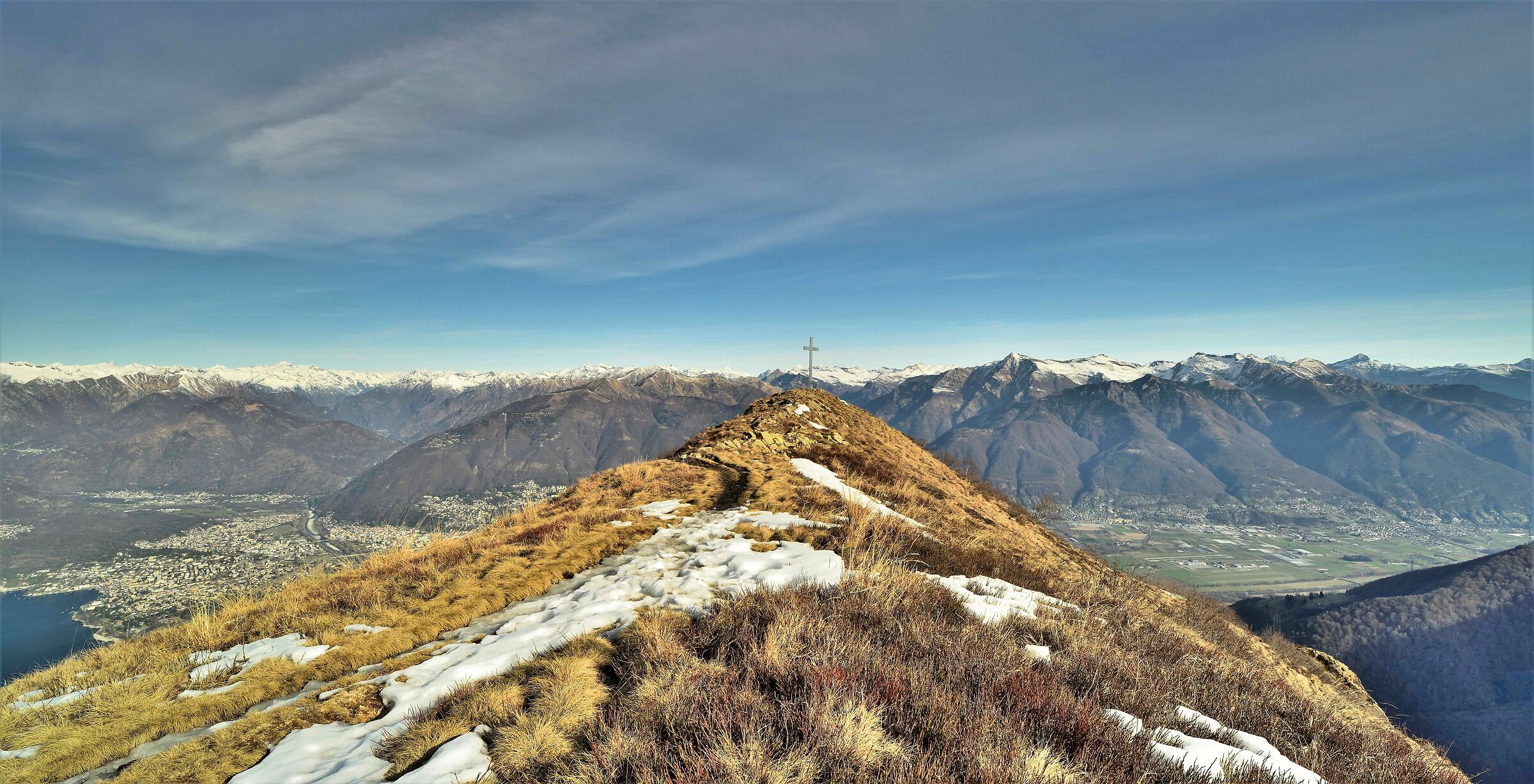 in basso a sin la citta' di Locarno ed a ds la Piana di