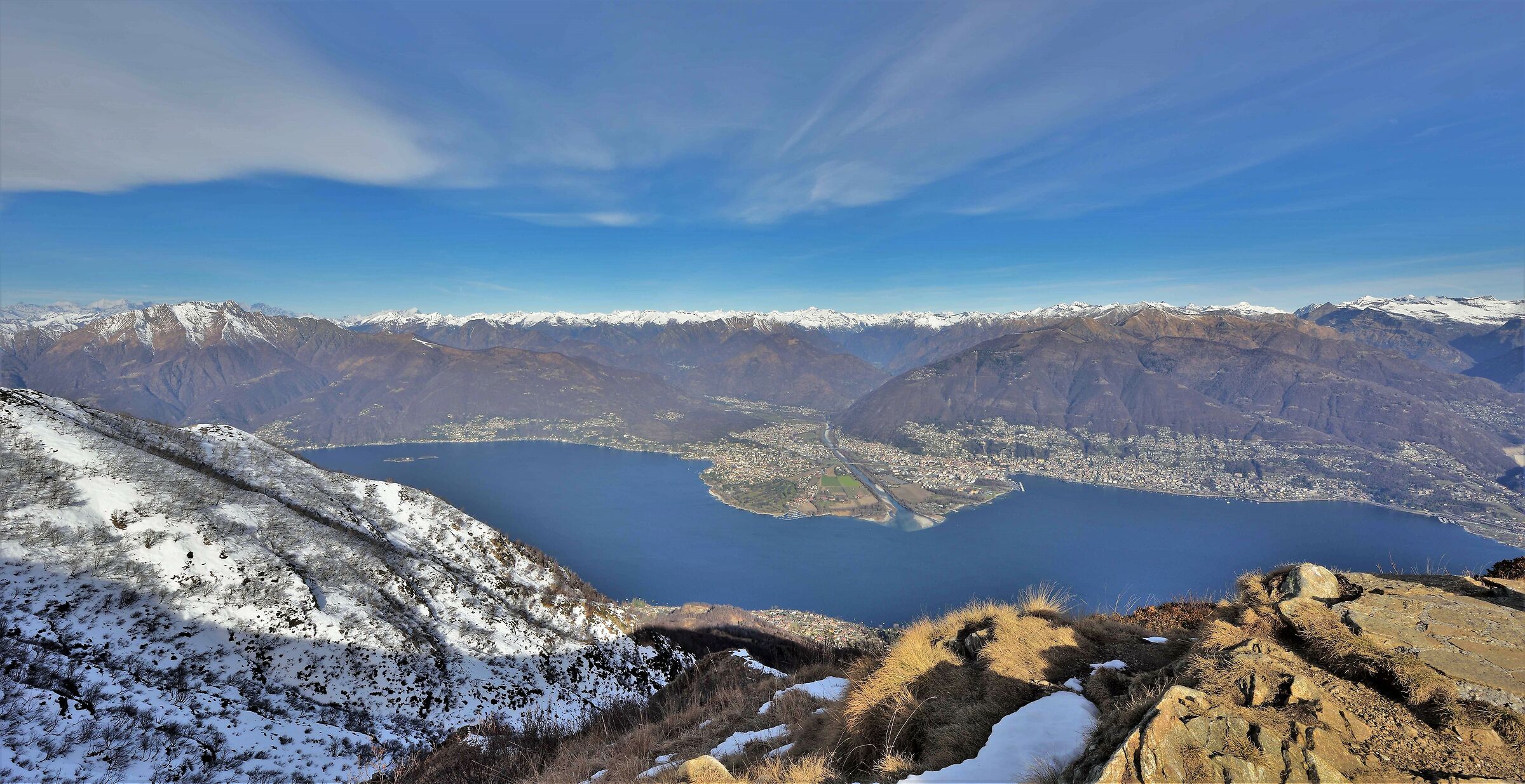 di fronte a noi in basso la citta' di Locarno