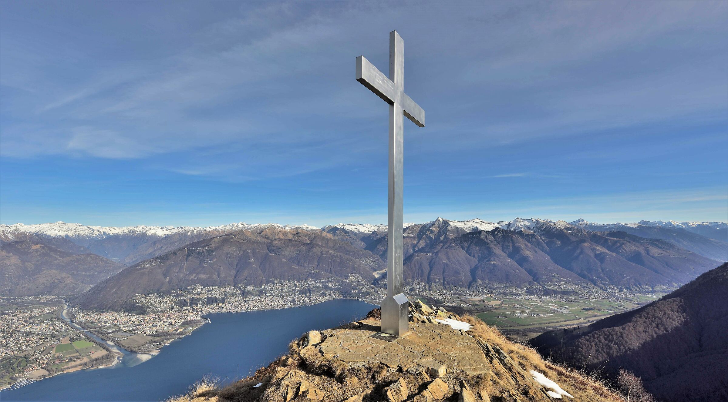 in basso a sin la citta' di Locarno ed a ds la Piana di