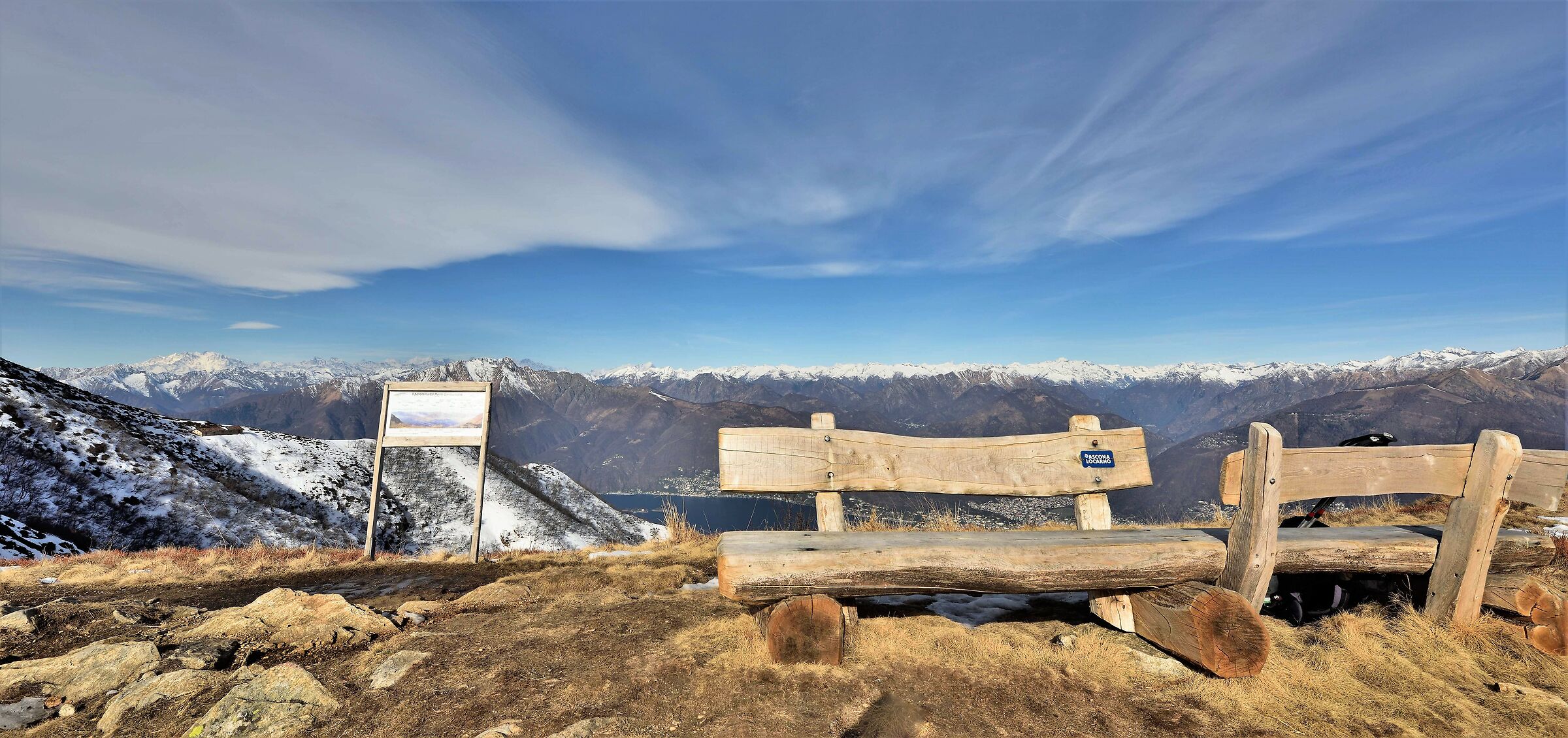 simpatica e funzionale l'idea delle 2 panchine contrapp