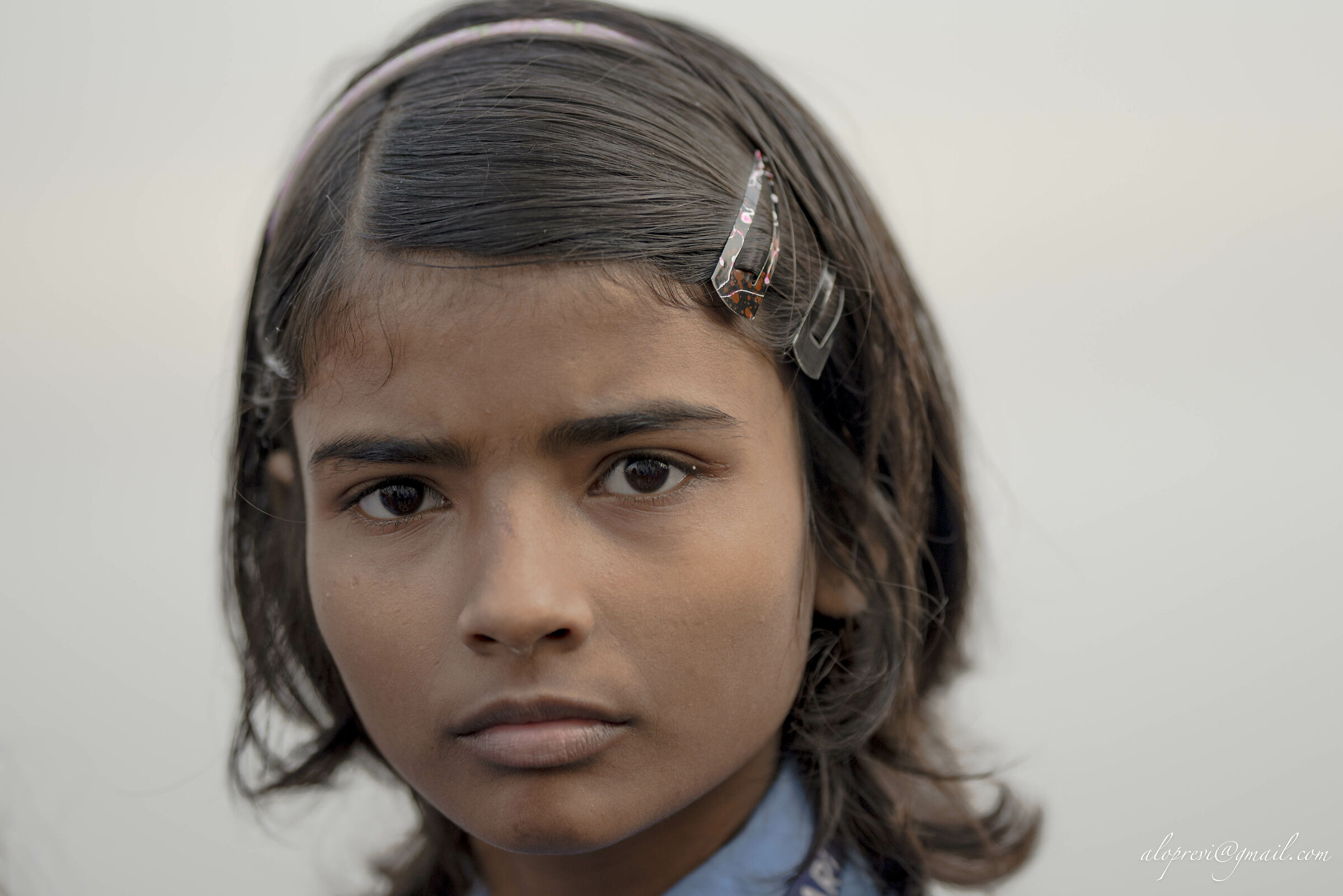 Bimba in fila per entrare al Taj Mahal