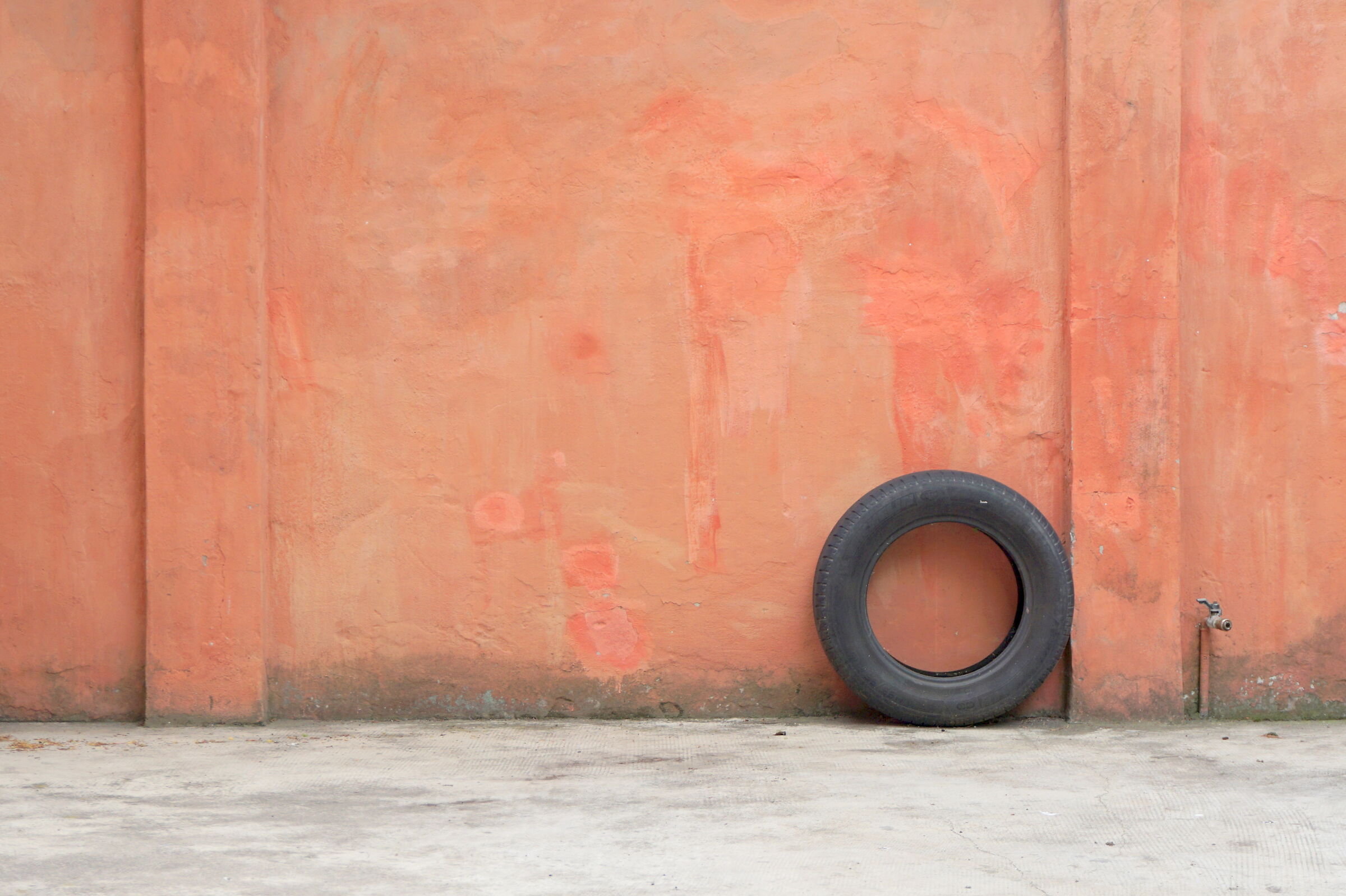 Con le spalle al muro