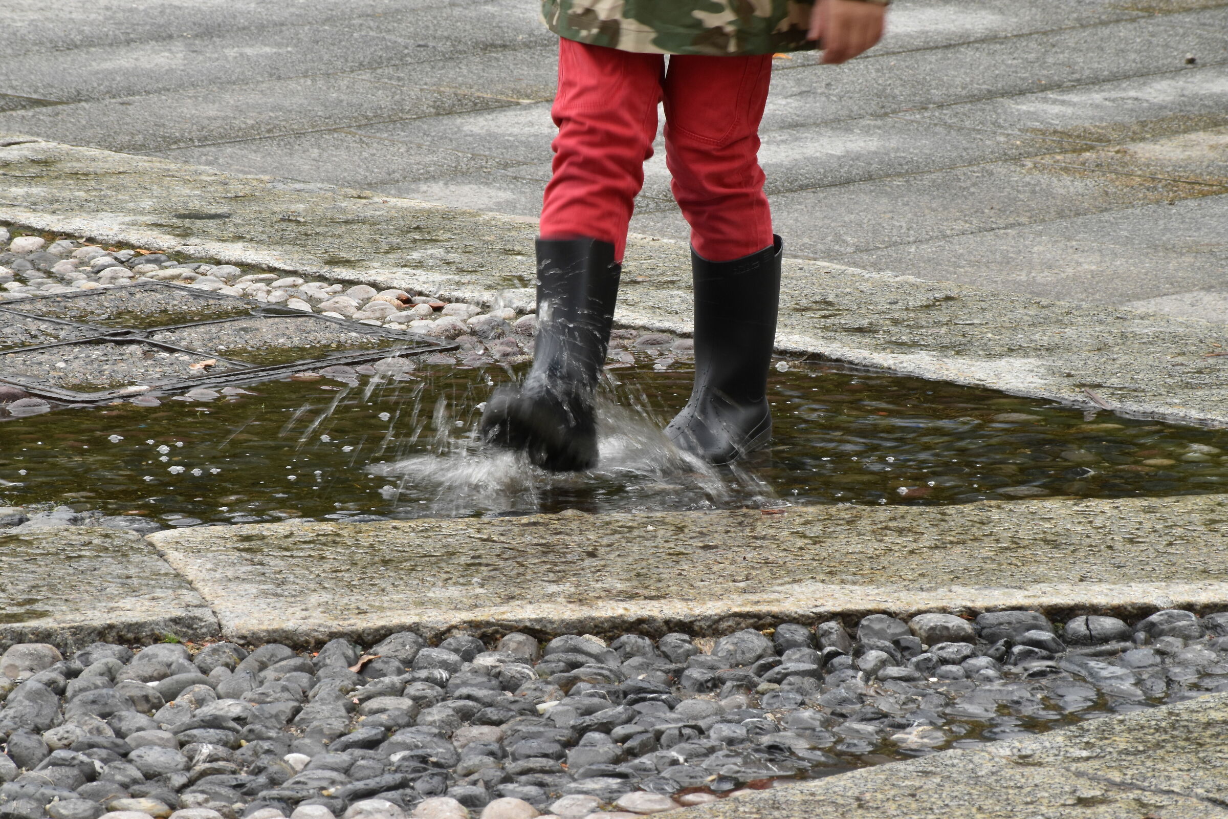 The rain also entertains...