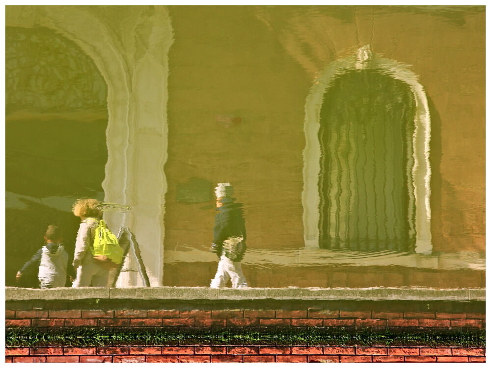 Un giorno a Comacchio_07 - Riflessi di vita urbana