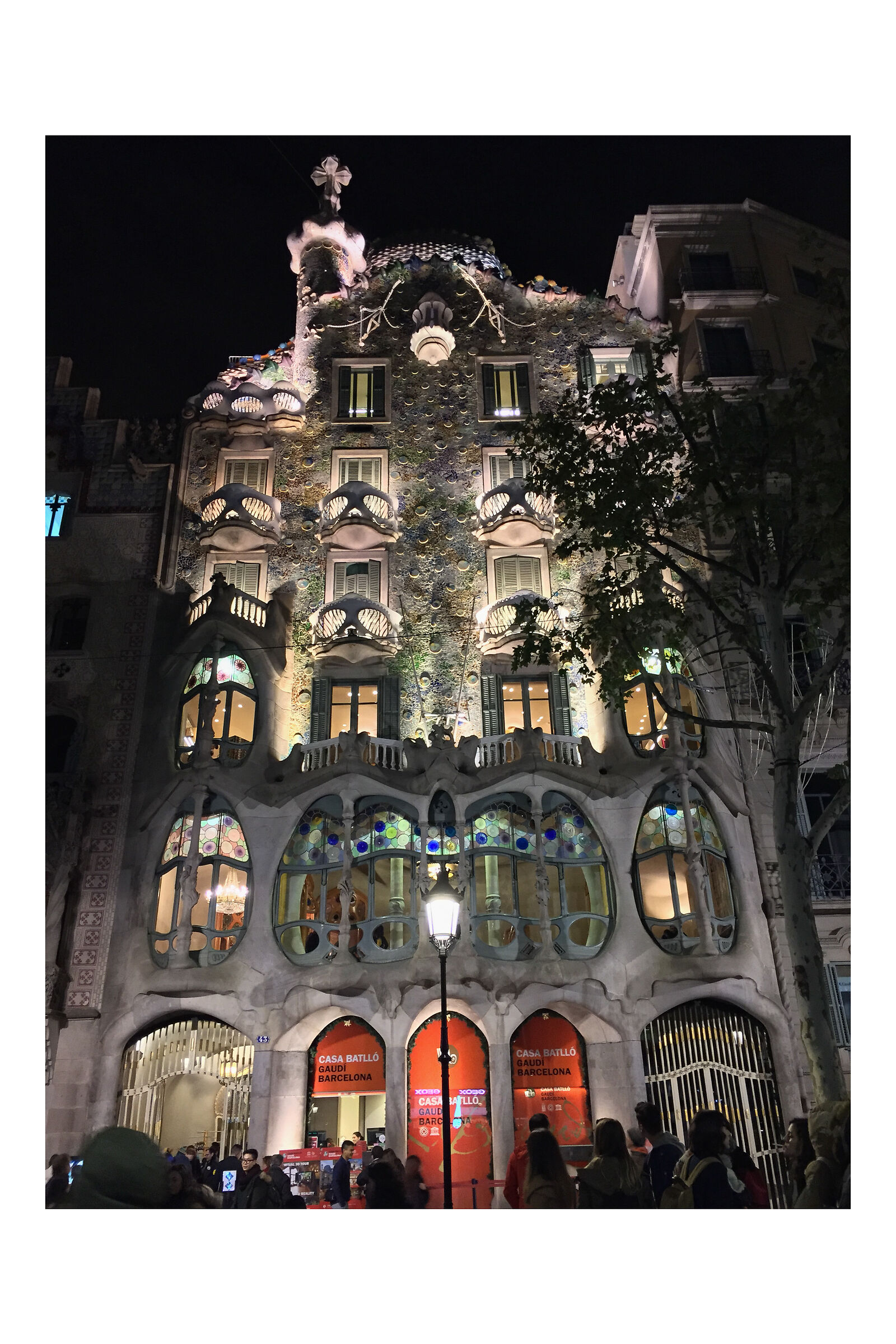 House Batllò in the evening