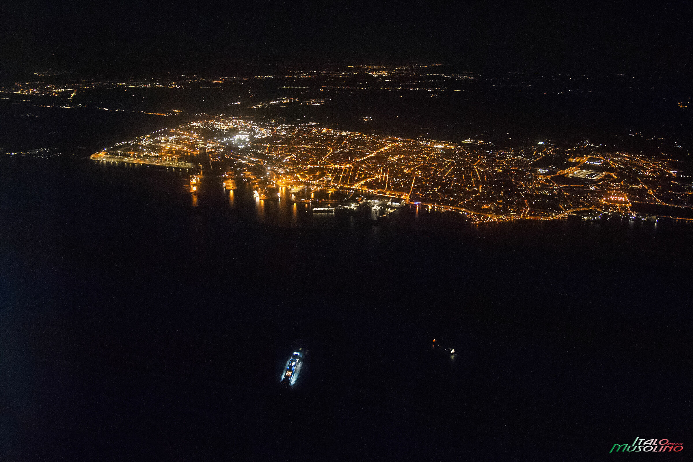 Livorno by night dall'aereo