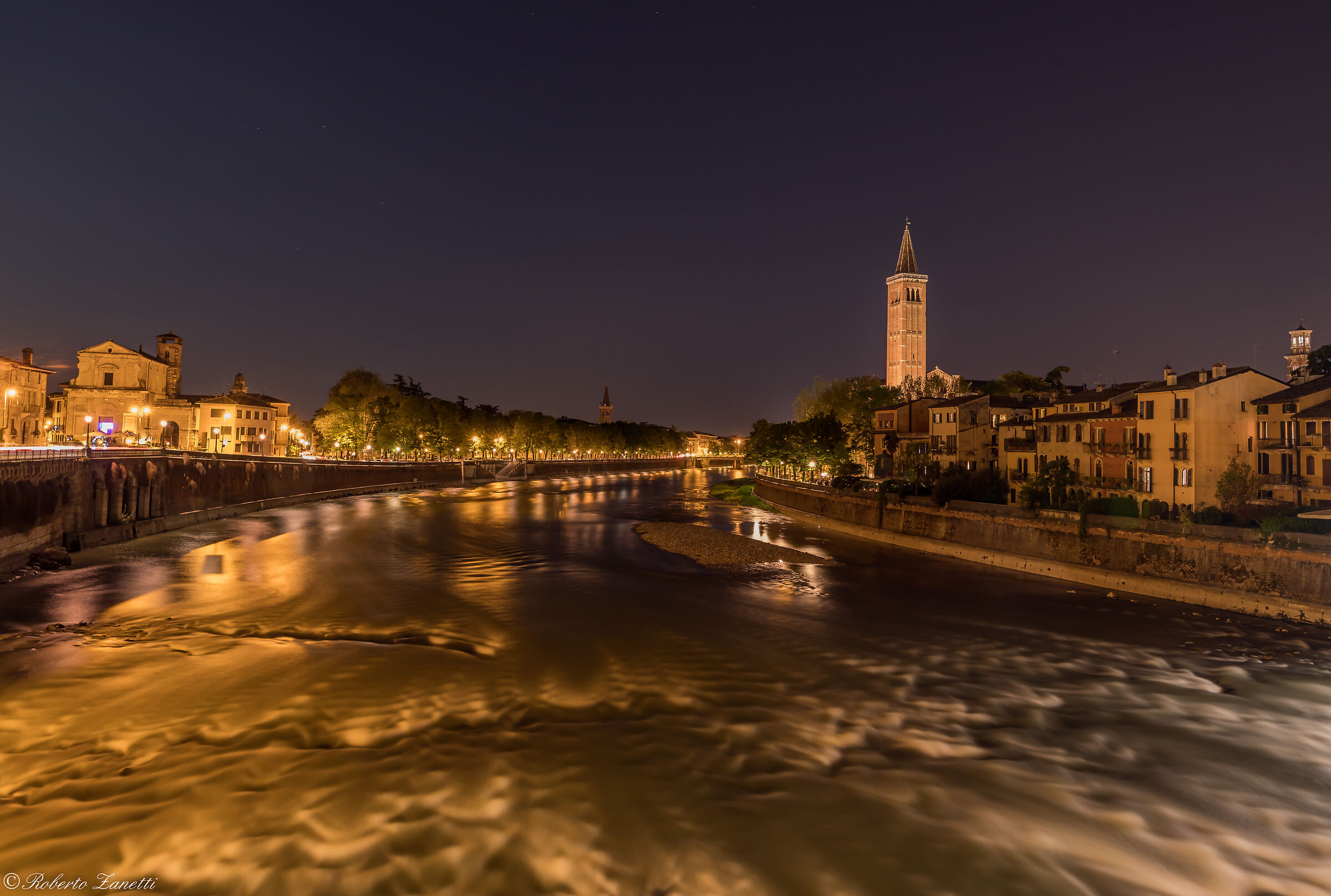 Fiume Adige con campanile di Santa Anastasia