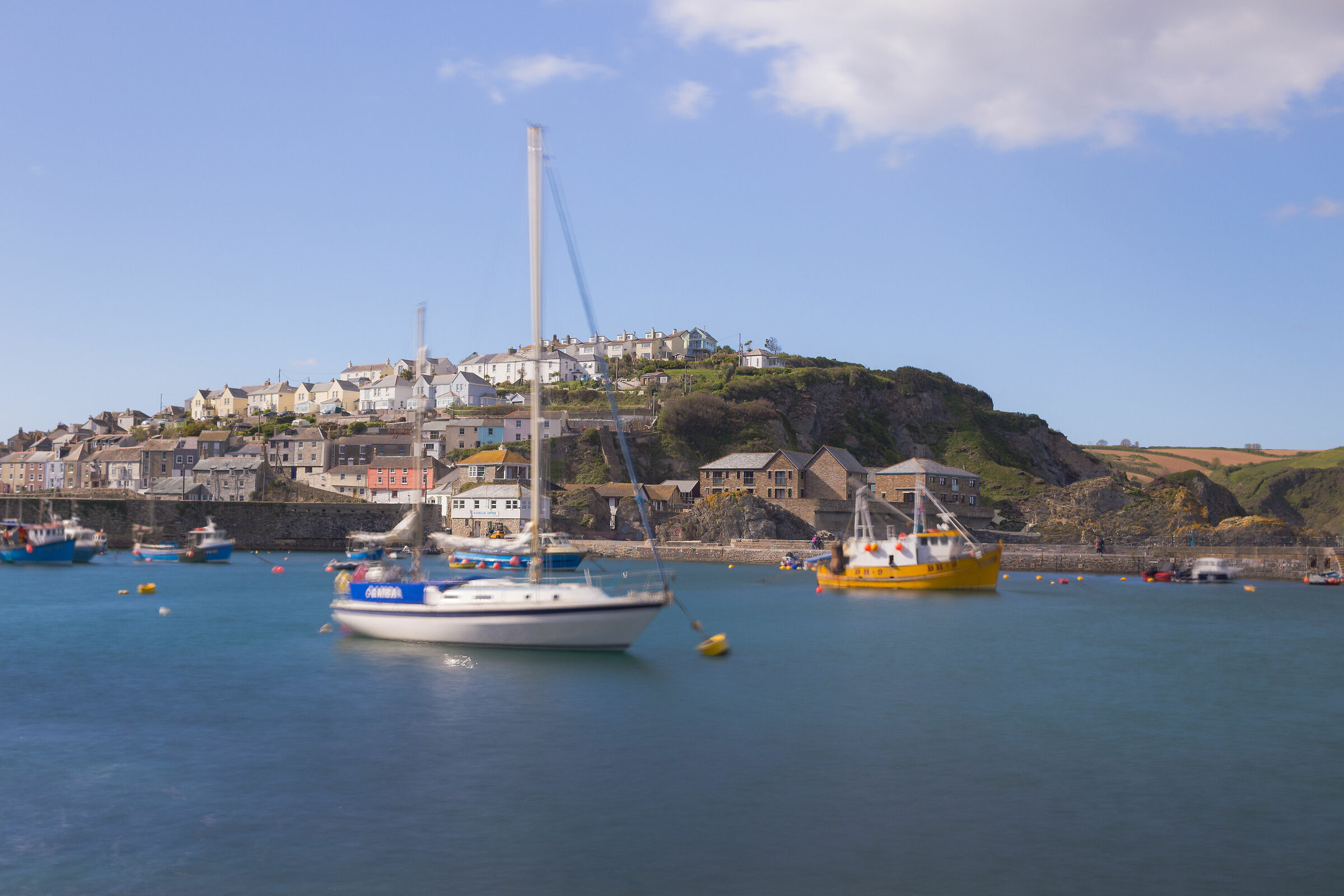Il vento culla la barca assopita nel porto