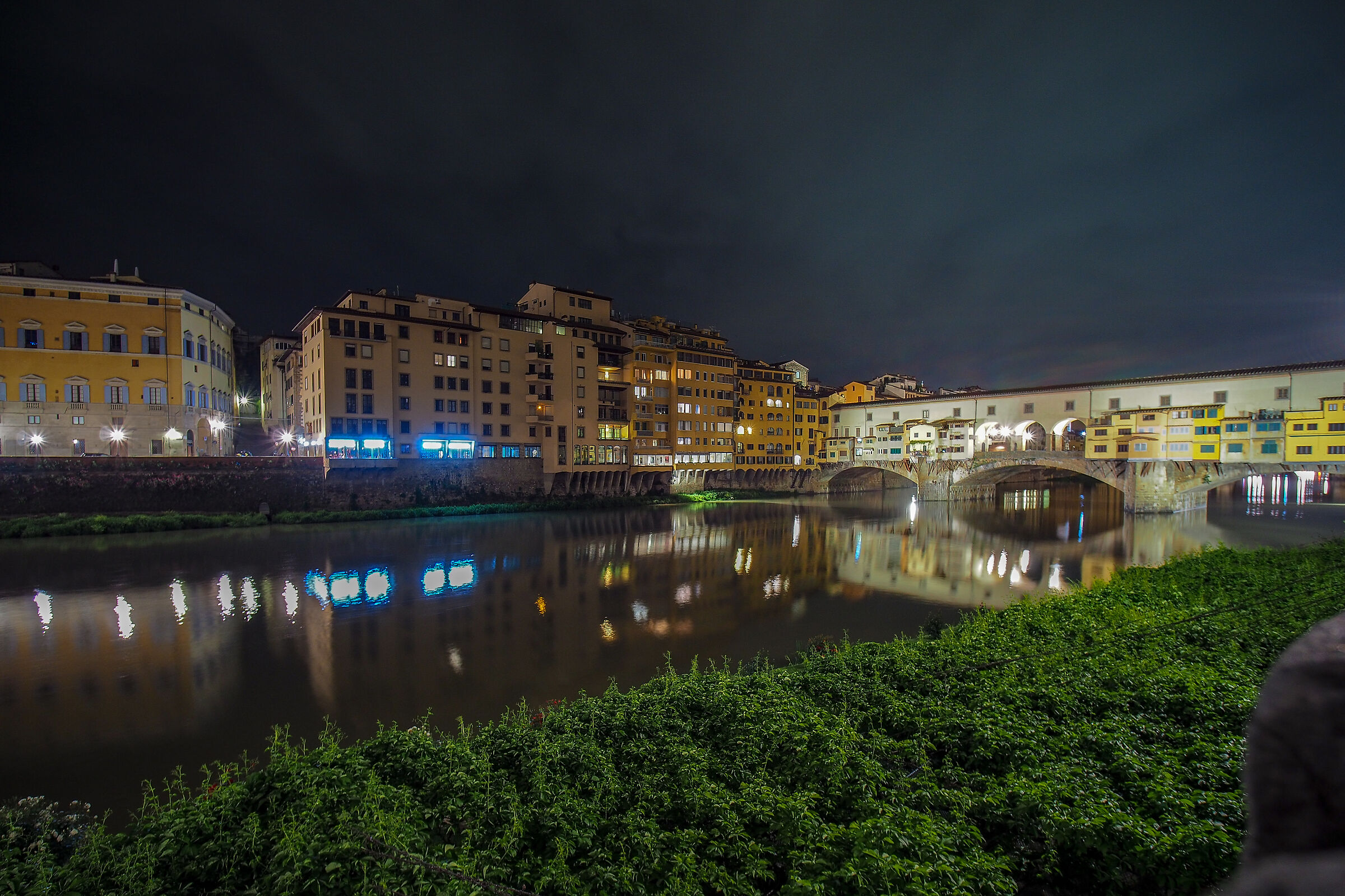 Walk along the Arno at night