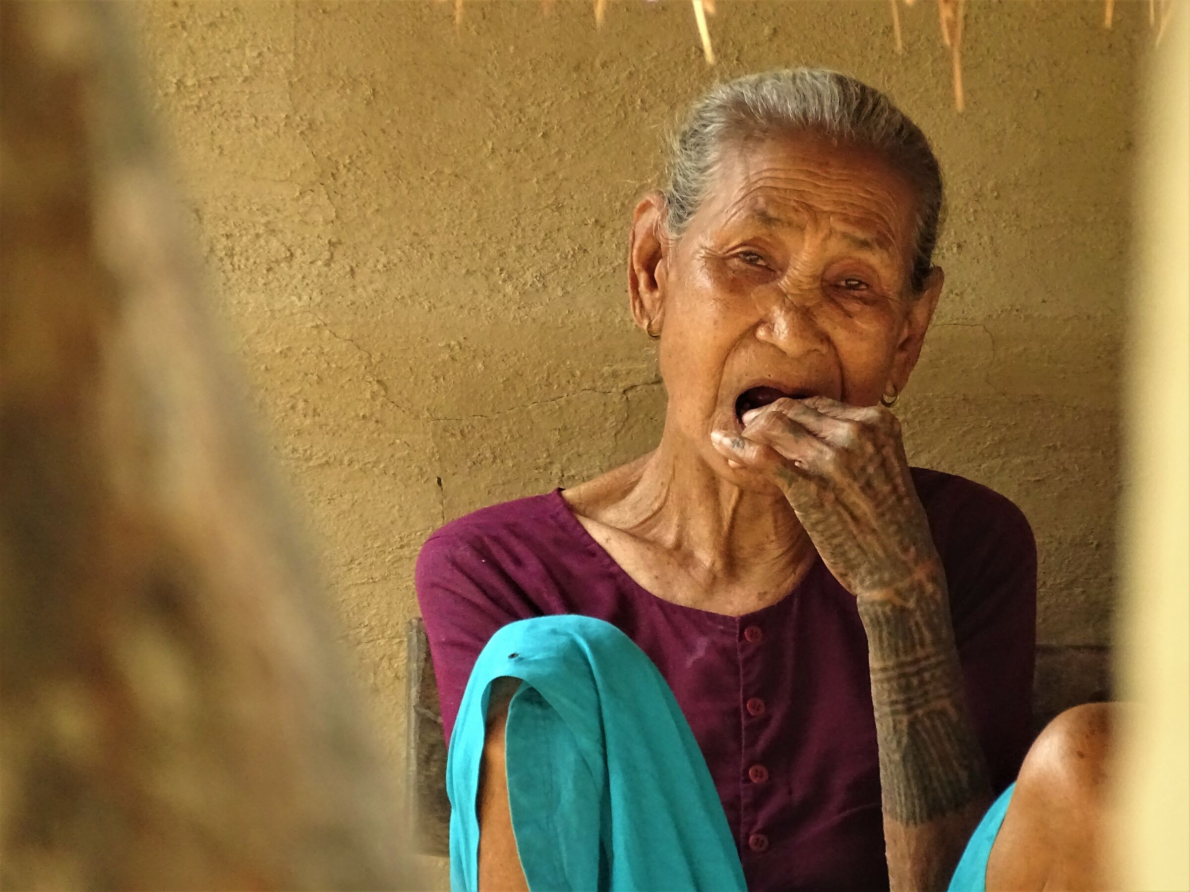 Donna di un villaggio Tharu