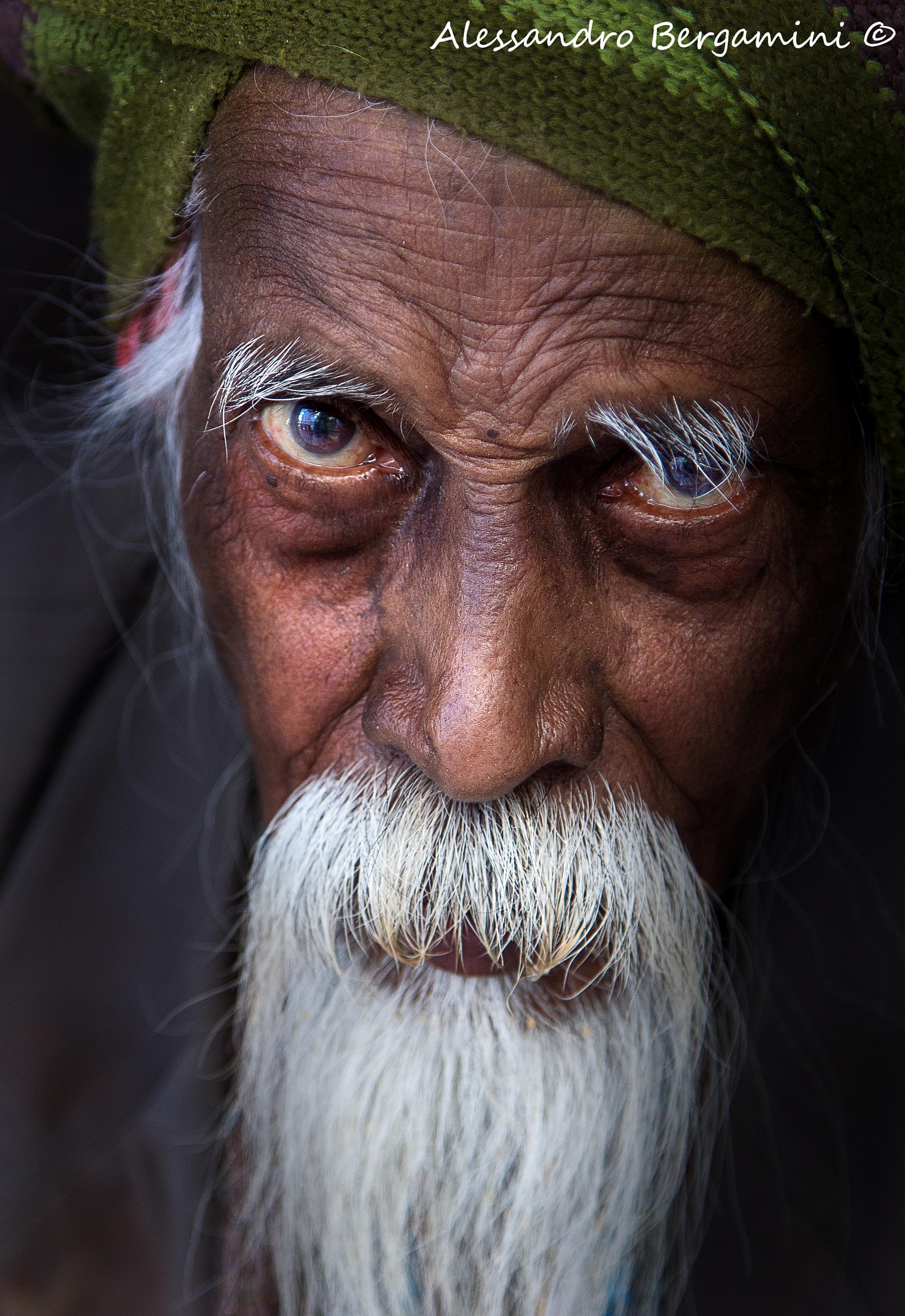 anziano dallo sguardo magnetico....