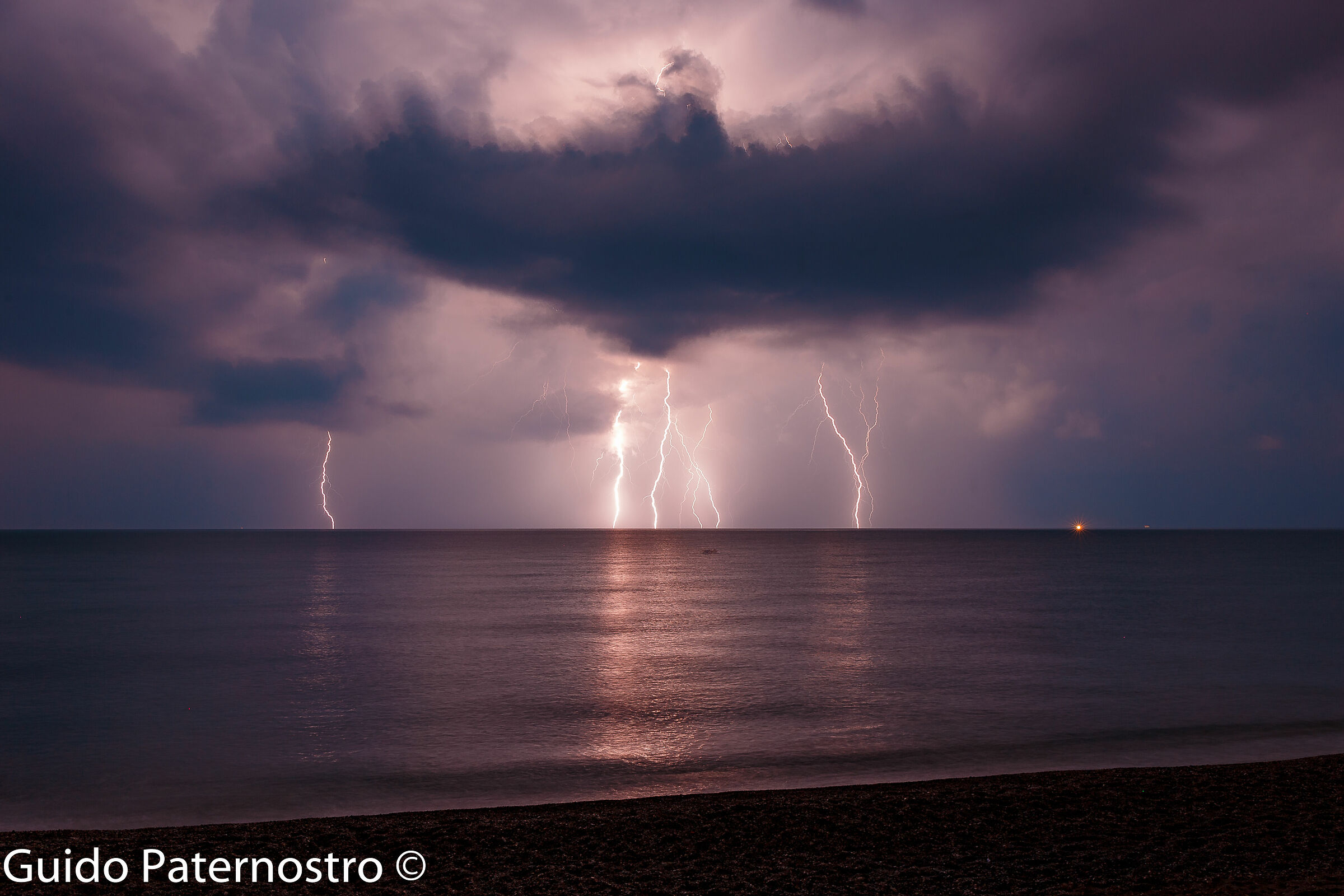 Tra i fulmini si erge Batman