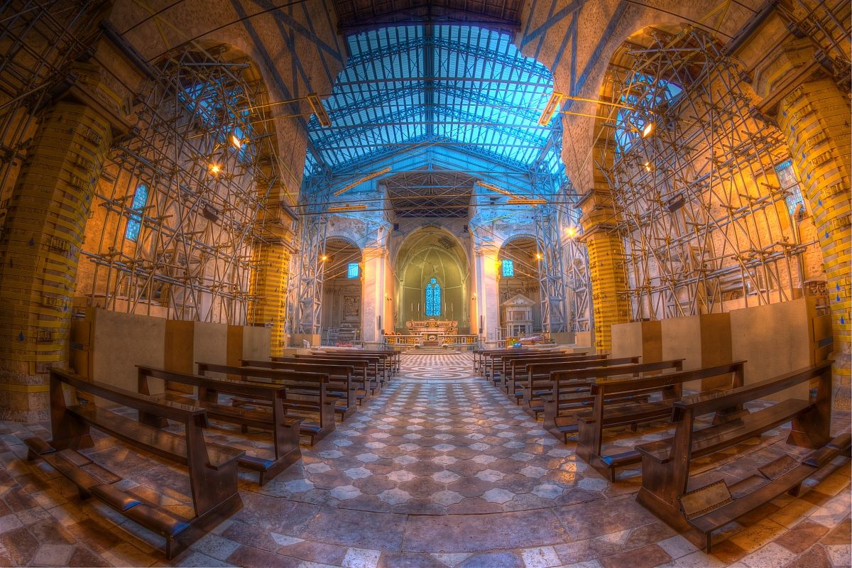 interno basilica di collemaggio