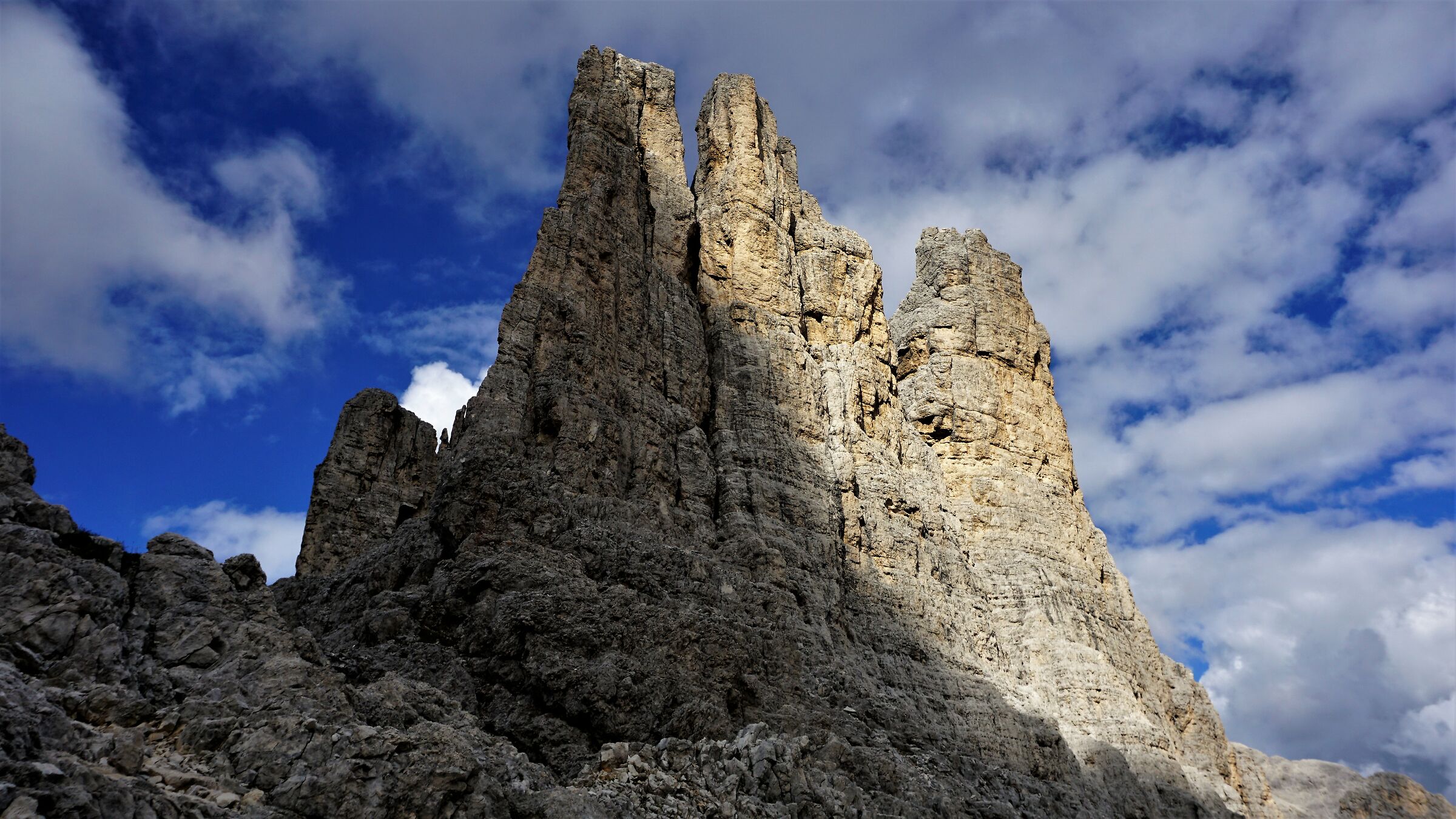 Ai Piedi delle Torri