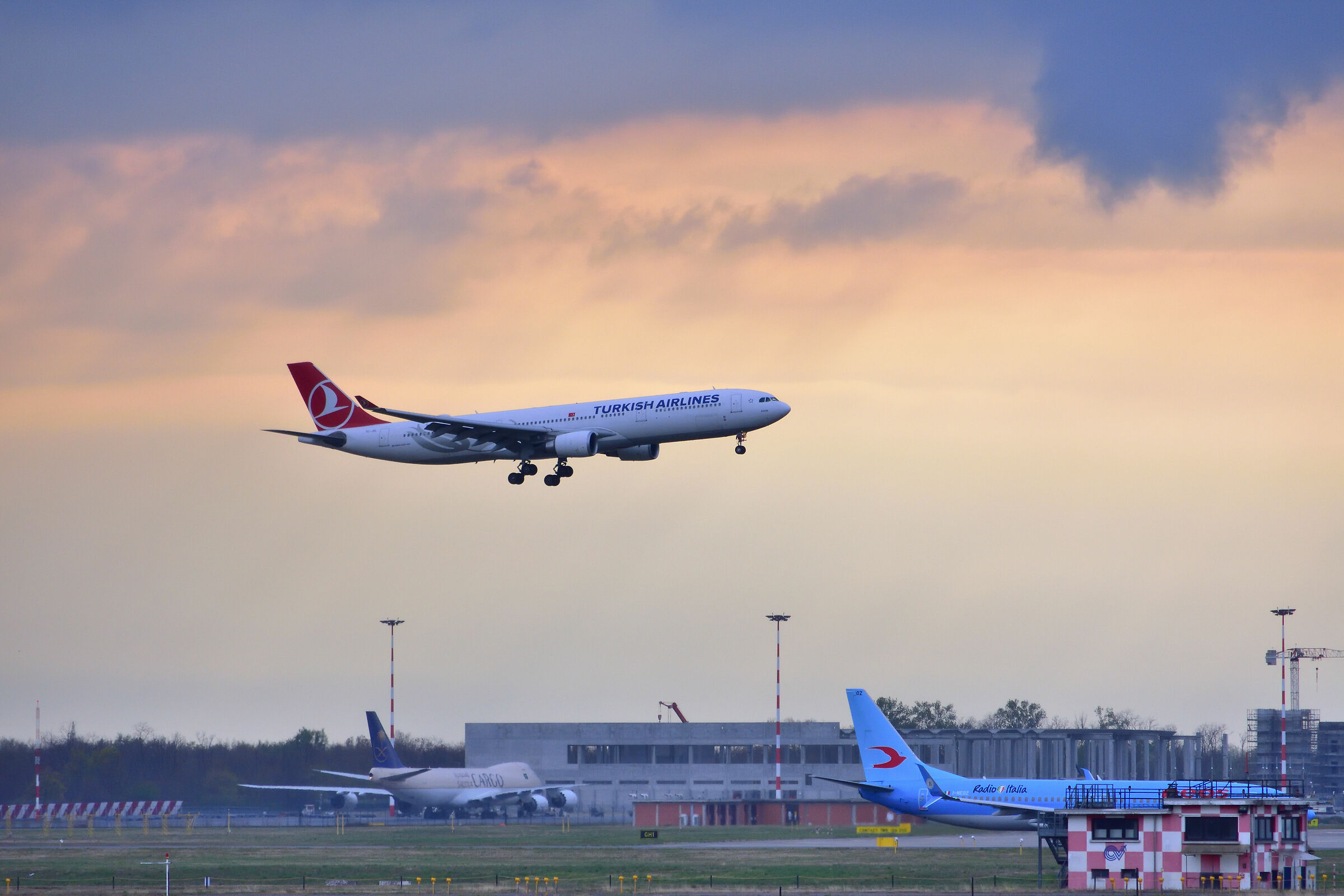 a330 in atterraggio a MXP