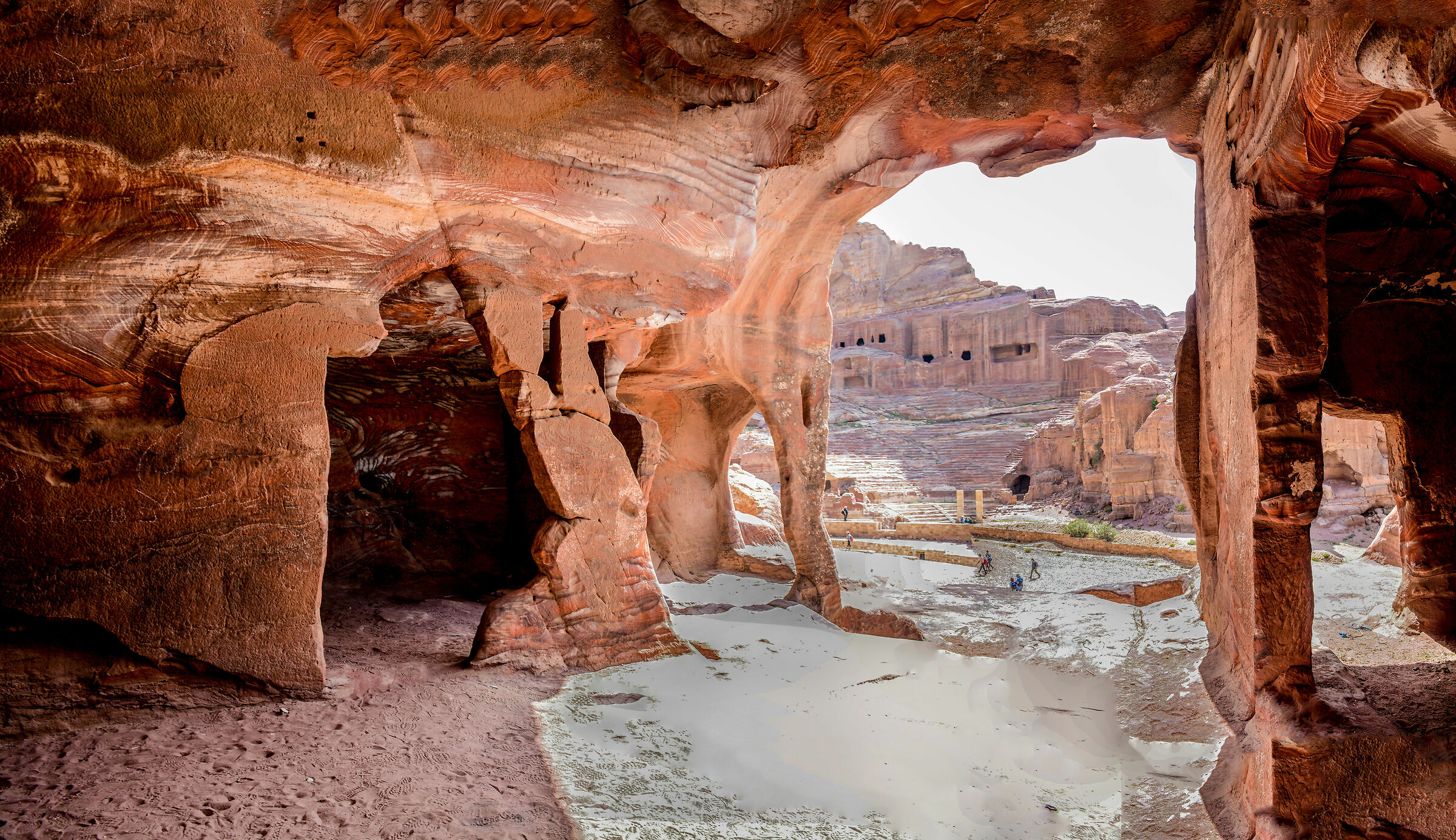 Il teatro di Petra visto da una casa nabatea