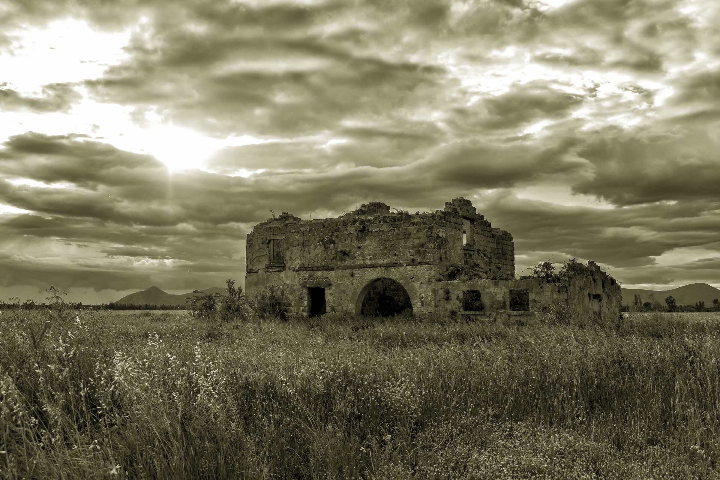 Un podere ONC abbandonato nella piana del Volturno