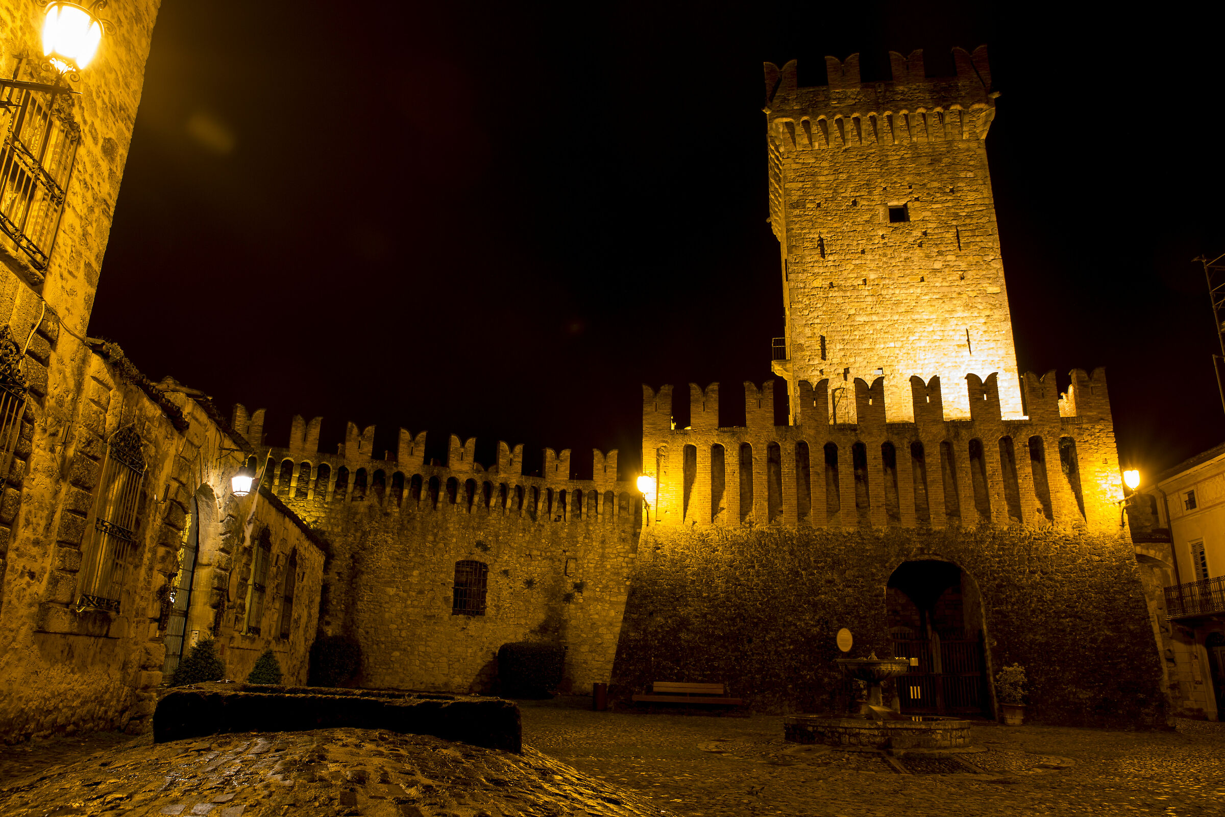 Vigoleno in the night