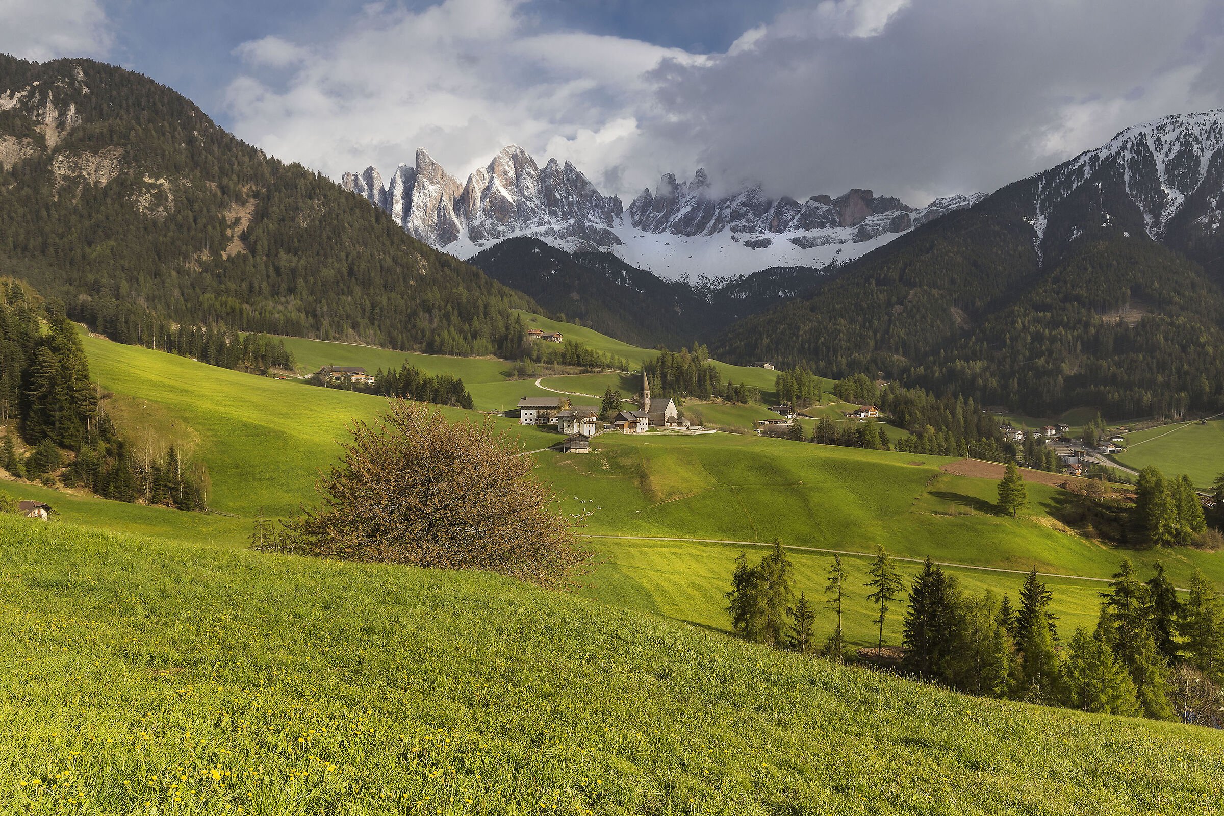 nevischio primaverile in Val di Funes