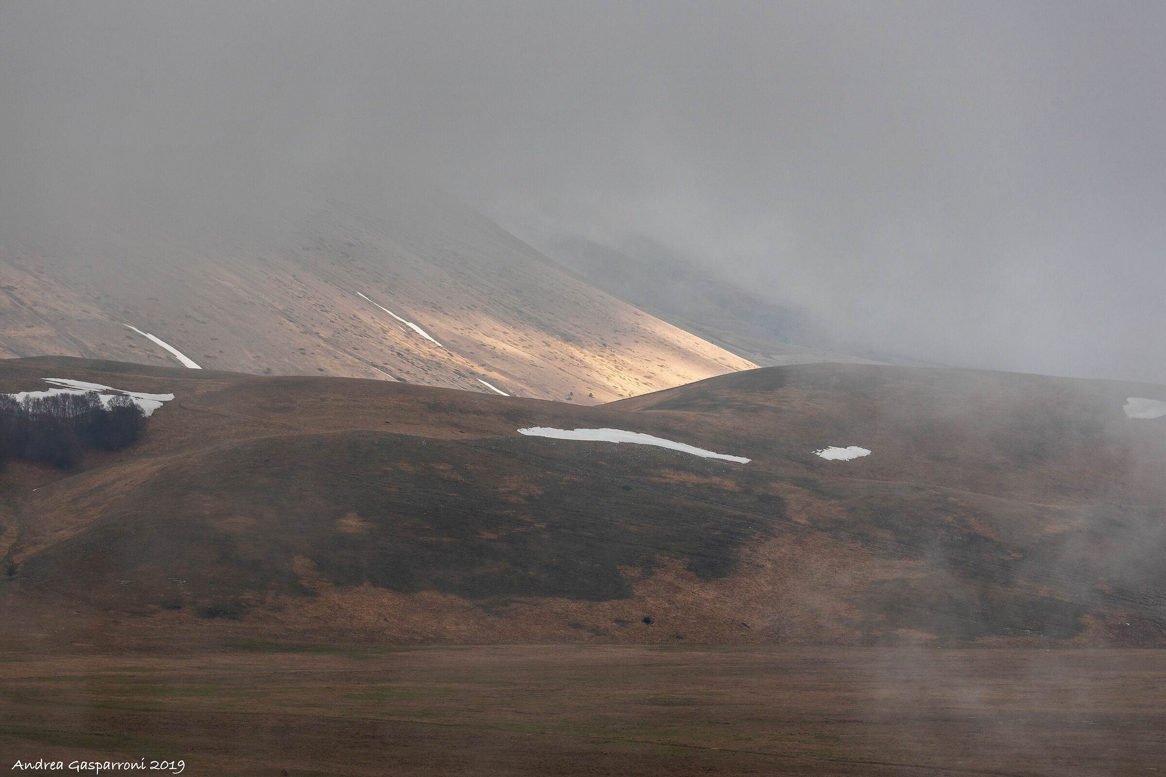 Le nuvole basse e il sole che fa capolino